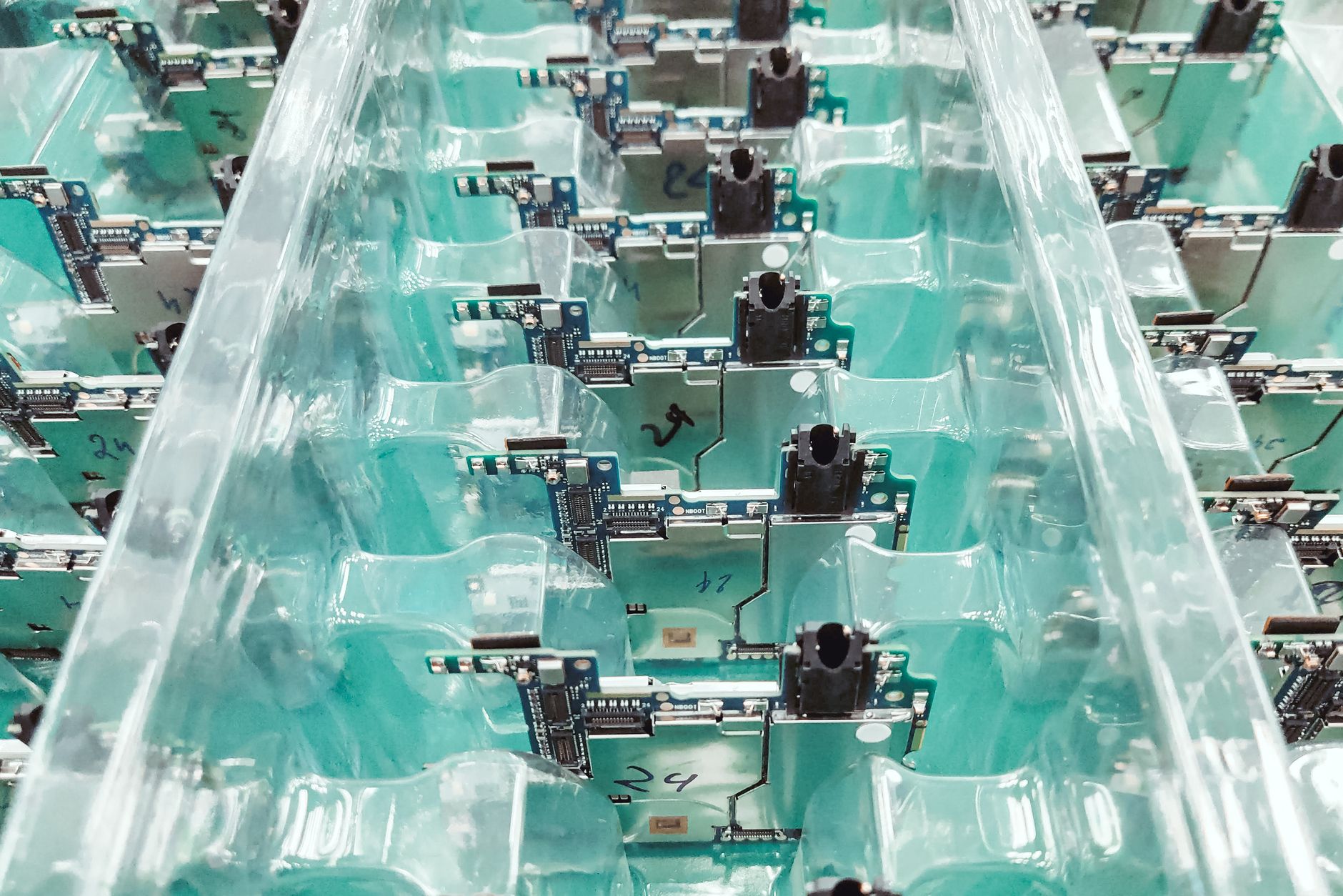 반도체 호황에도 가팔라진 고용절벽…'20만 AI 전사' 키운다 - semiconductor factory production line workers