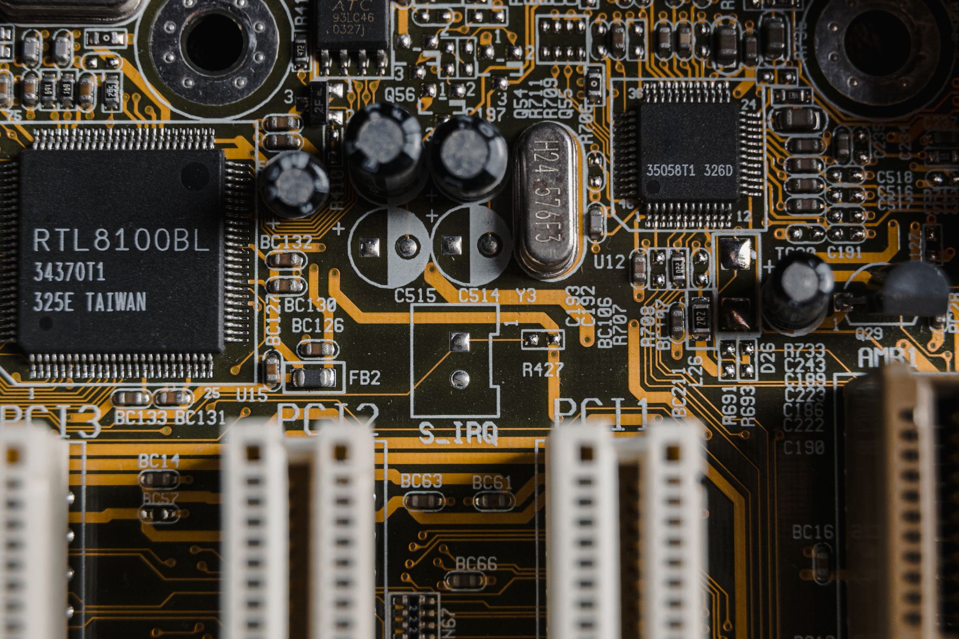 CPU로 옮겨붙은 반도체 ETF 경쟁 - semiconductor chip factory close up