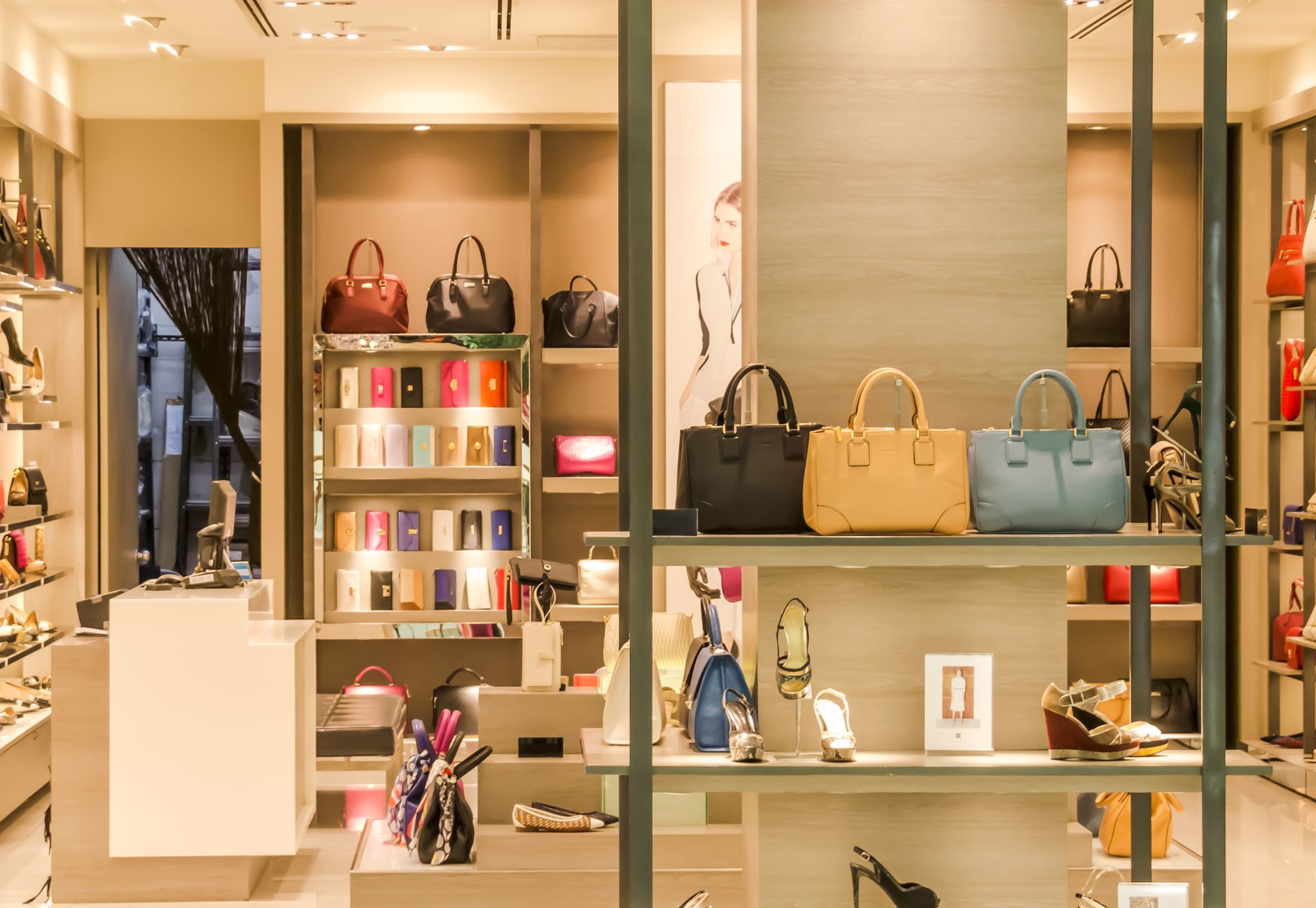엄마 명품백 추천 - department store luxury handbag display
