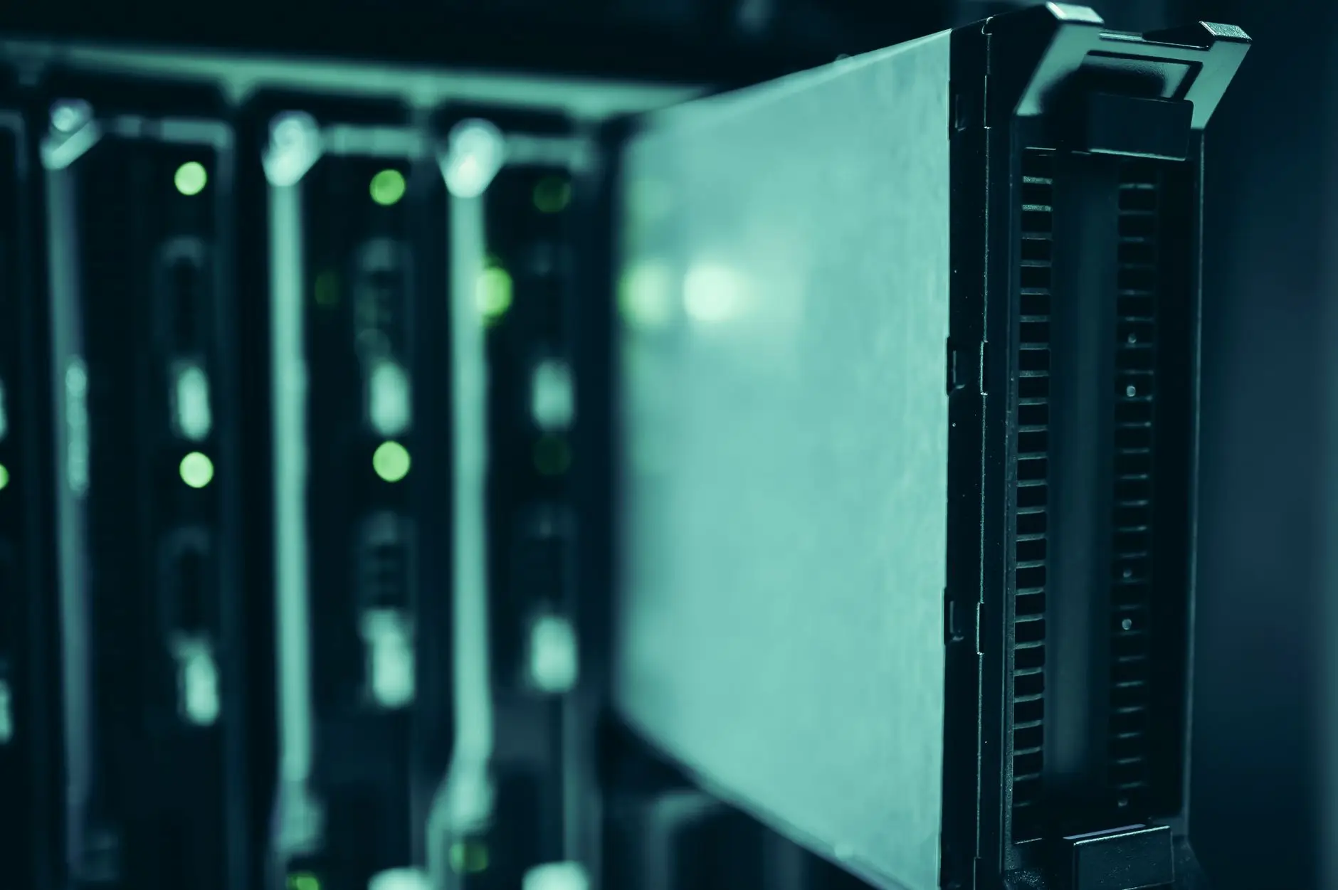 구글,테슬라 AI서버에 영끌투자.. 머스크 250억불 신속집행 - data center server racks technology