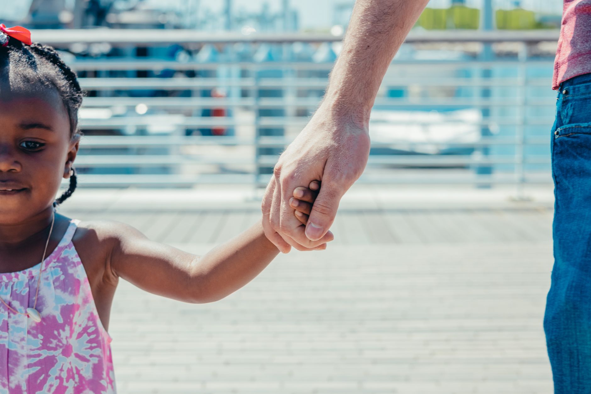 영화 호프 해석 - father and daughter walking hand in hand emotional