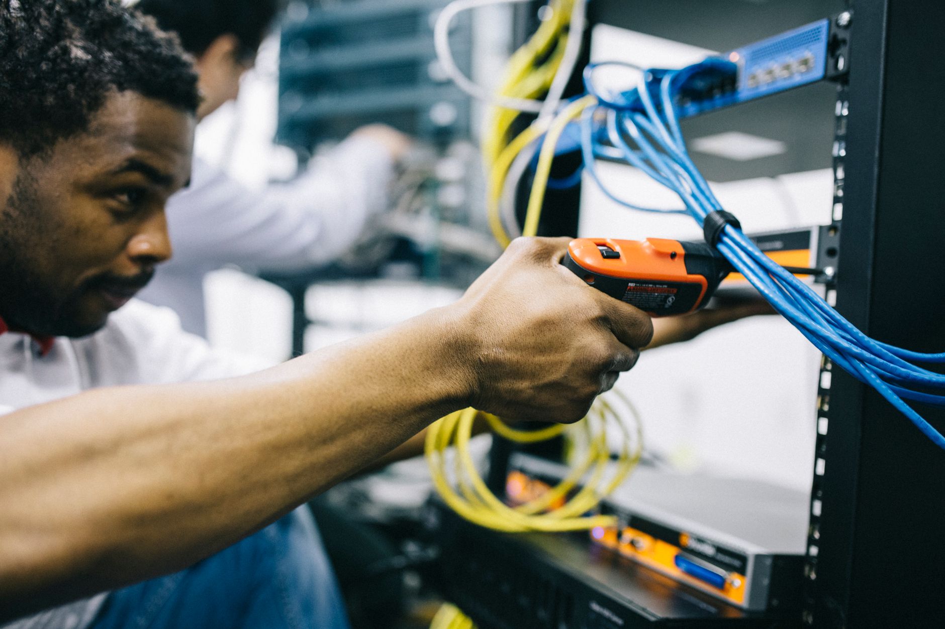 AMD, AI서버 개발 시동…K반도체에 호재 - data center server room technicians