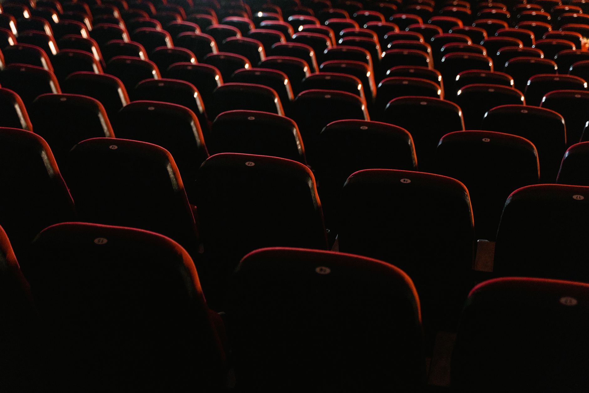 영화 호프 리뷰 - empty movie theater seats dim lighting