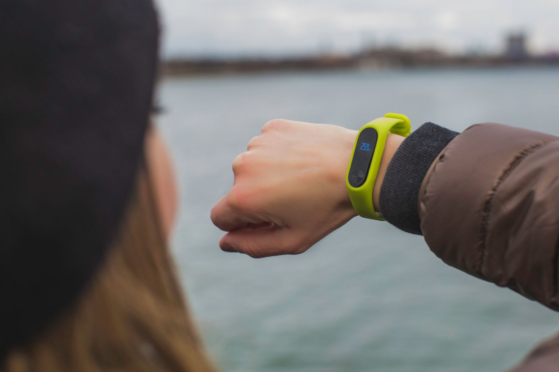 갤럭시워치9 사전예약 - smartwatch on wrist outdoors