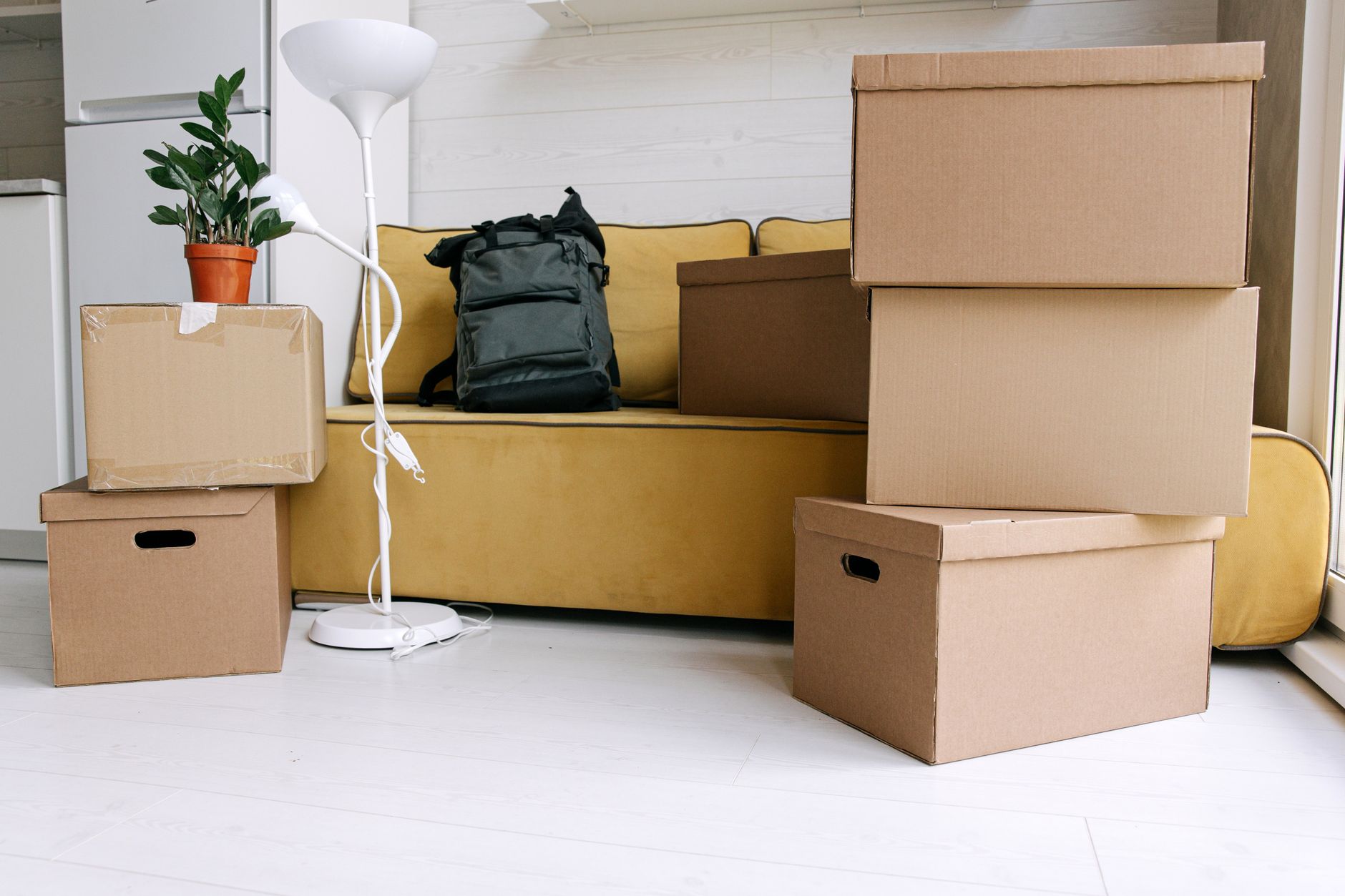 전입신고 확정일자 - apartment moving boxes living room