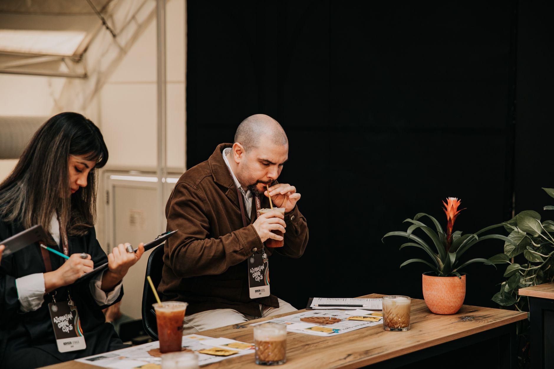 AI 생성물 여부 확인하는 AI가 뜬다 - photography contest judging panel table