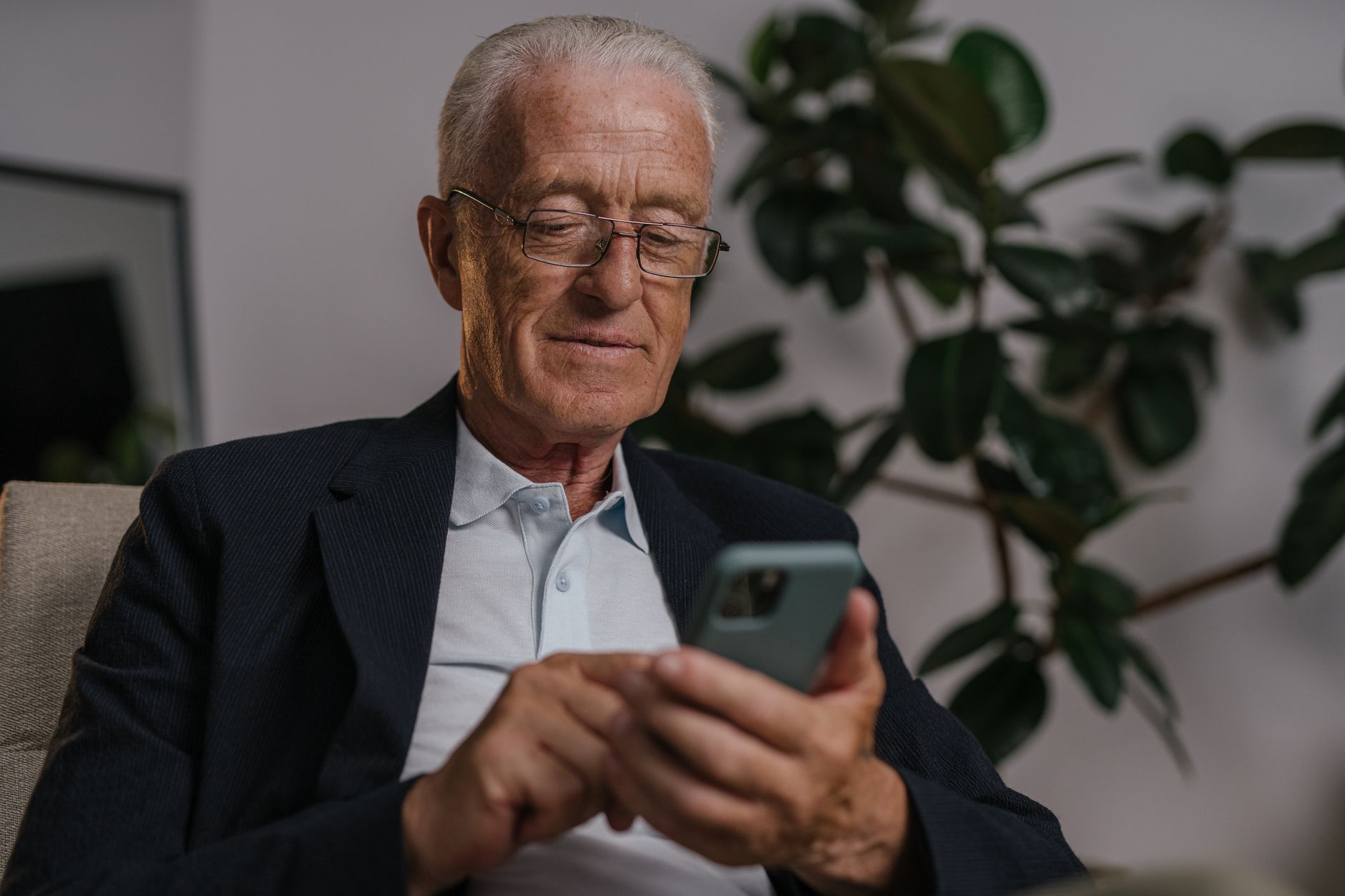 기초연금, 중위소득 연동한다는데… 100% 적용 땐 수급자 늘 수도 - senior citizen using smartphone welfare application