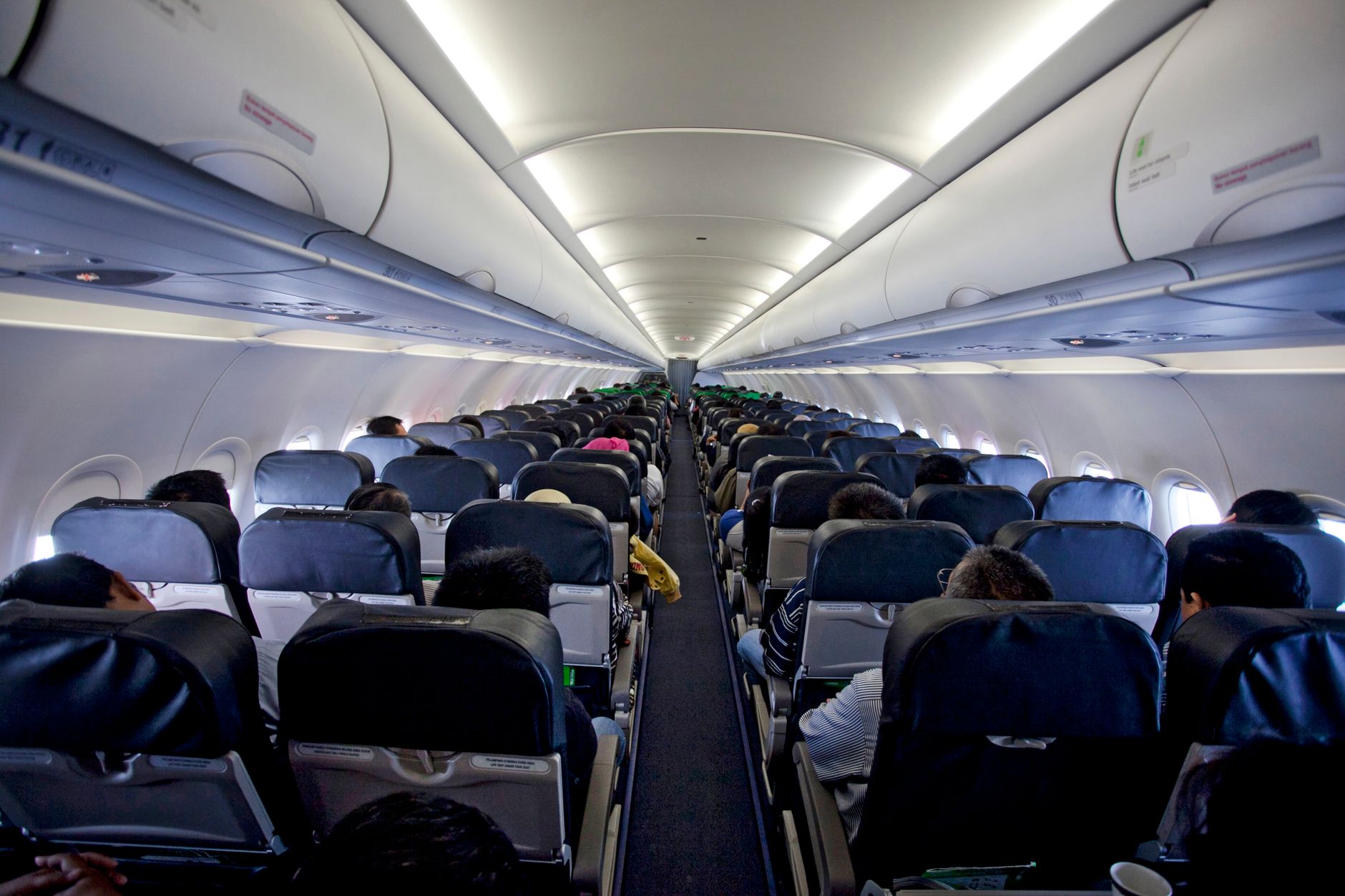 먹방 유튜버, 한 비행기에서 20번이나 음식을 주문한 후 사과하다 - long haul flight passenger eating tray table