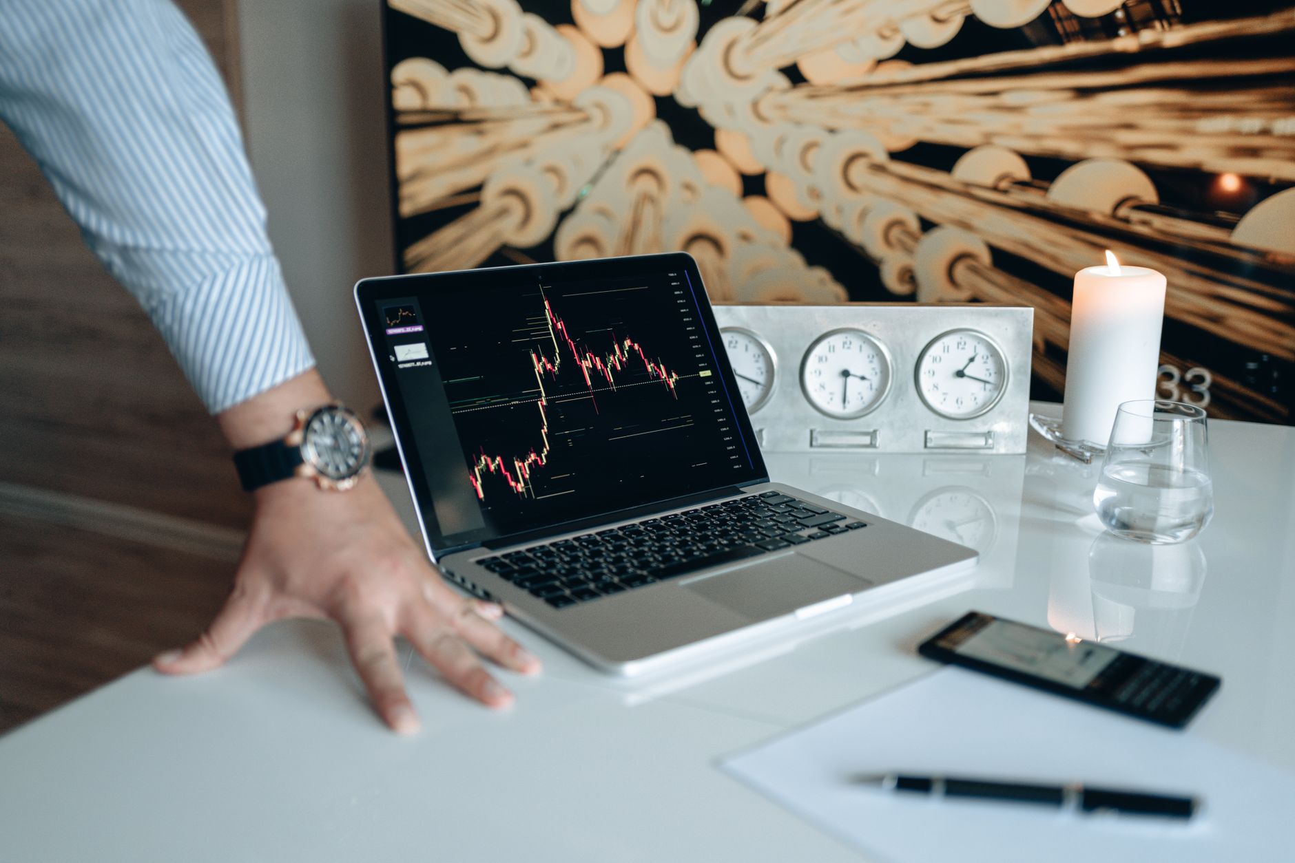CPU로 옮겨붙은 반도체 ETF 경쟁 - investor analyzing stock charts on laptop
