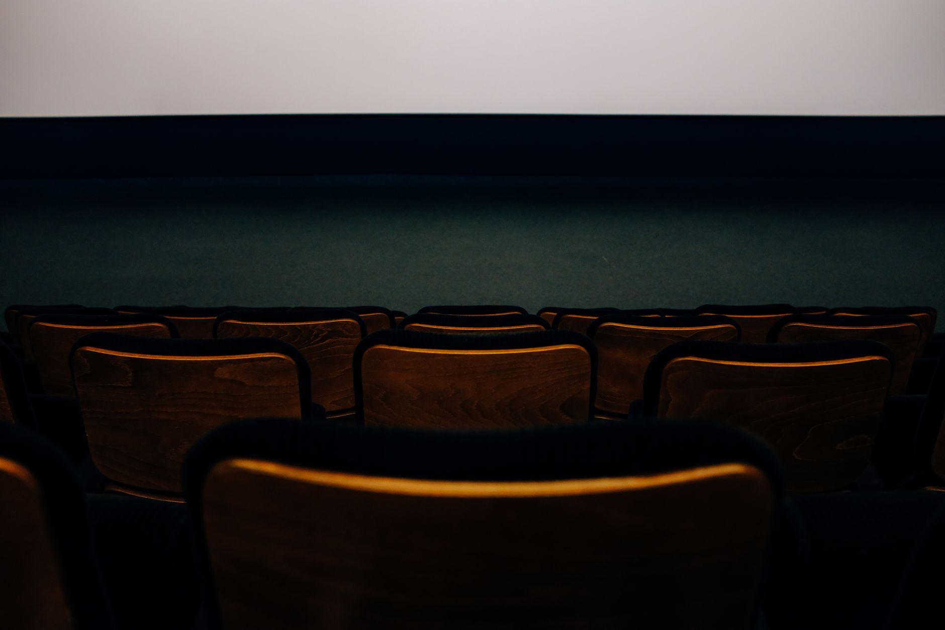 영화 호프 해석 - movie theater seats dark cinema