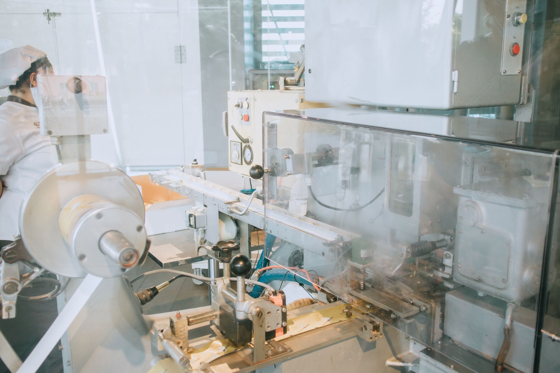 AMD, AI서버 개발 시동…K반도체에 호재 - semiconductor factory clean room workers