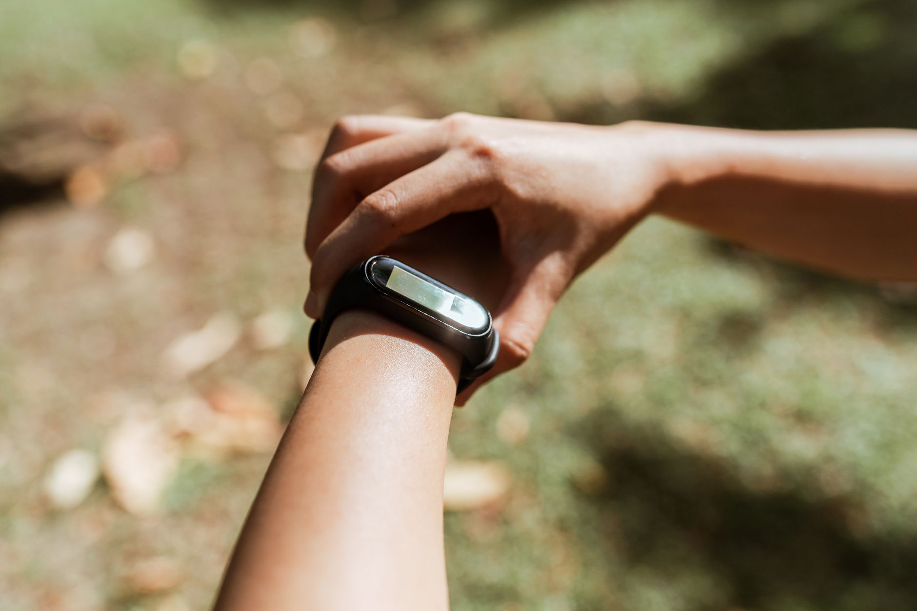 갤럭시워치9 사전예약 - person checking smartwatch fitness screen