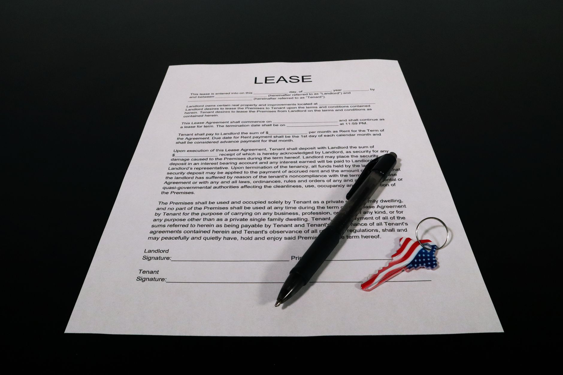 전입신고 확정일자 - tenant signing lease contract documents