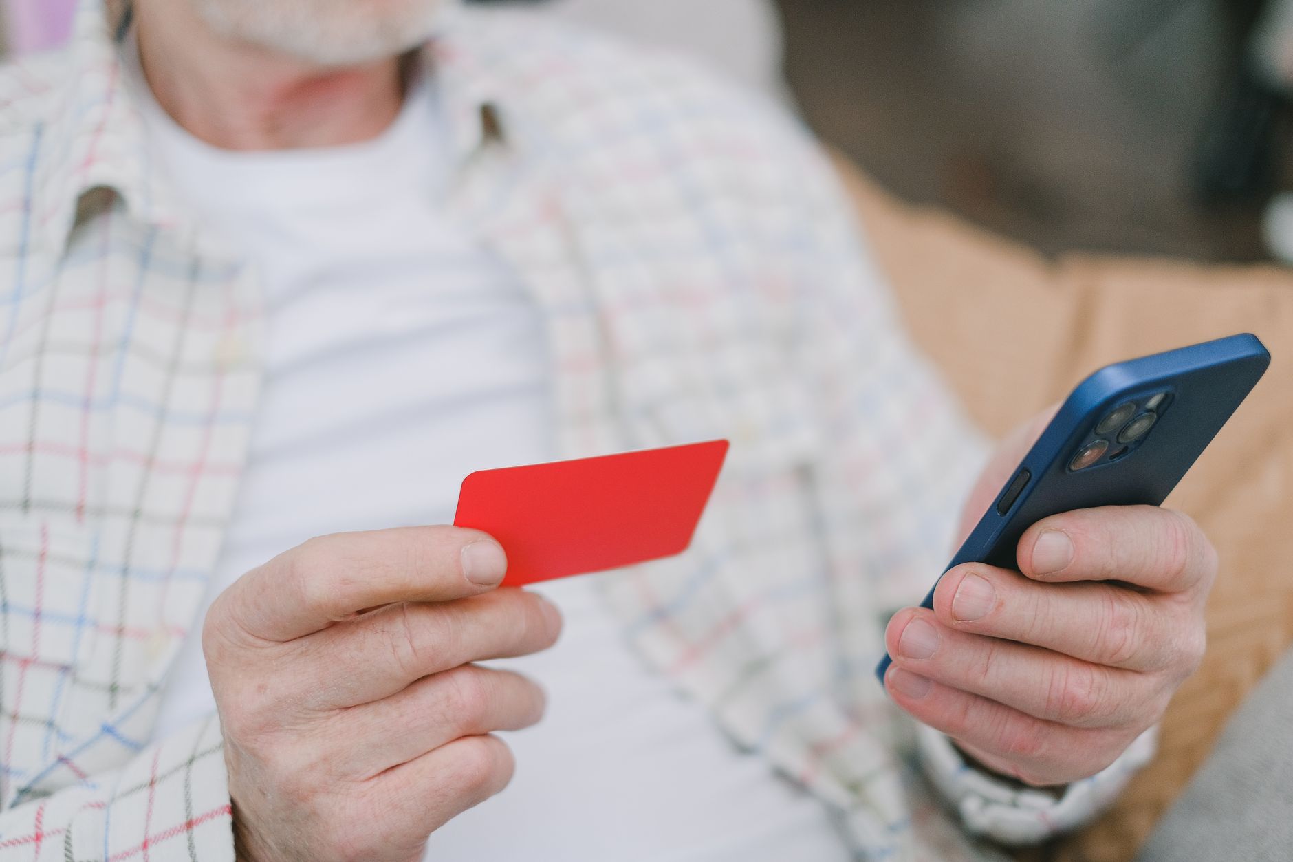 “1인당 20만원 또 드릴게요”…민생지원금 제한없이 뿌린 - senior citizen using mobile payment app