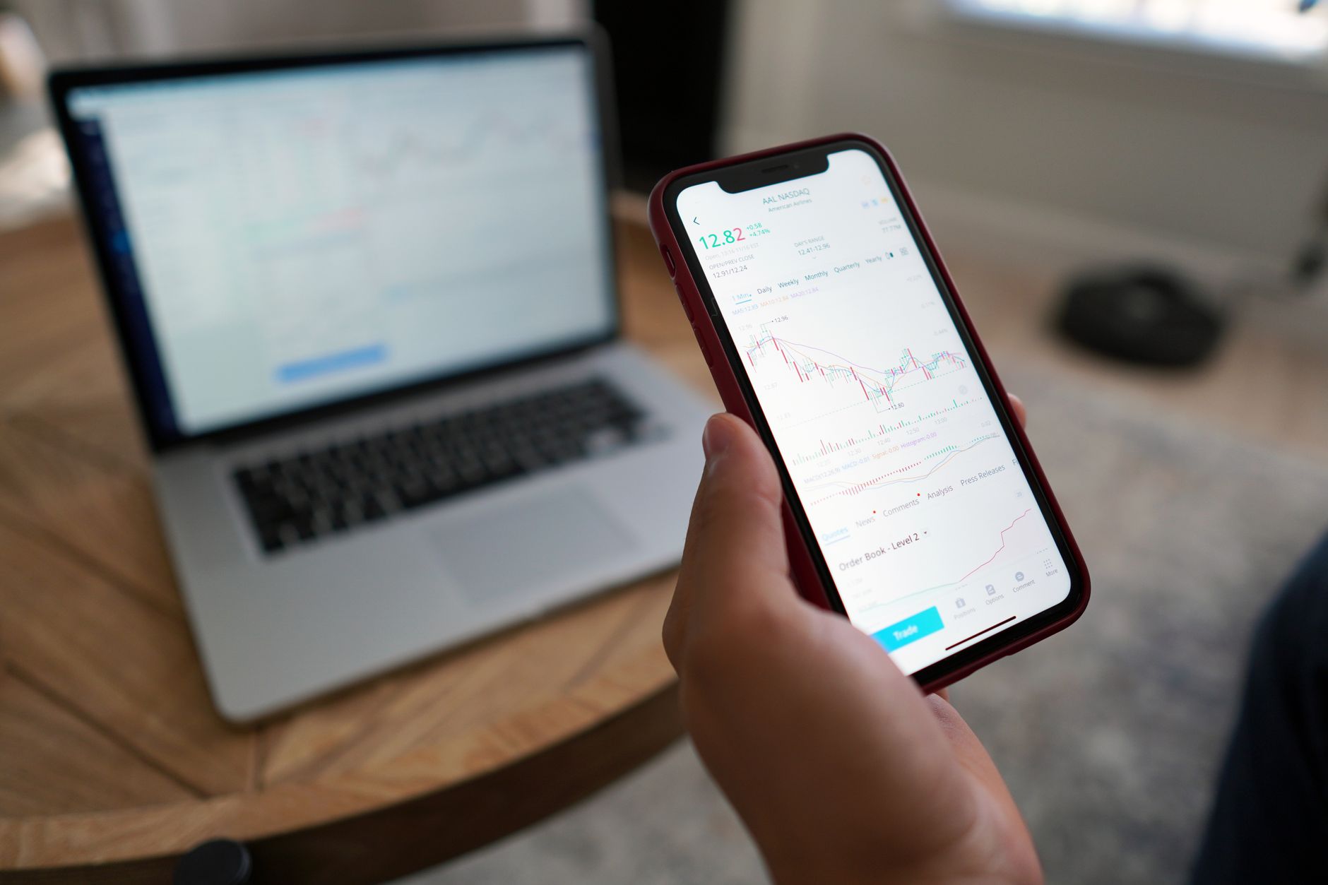 코스피 9%폭락에도 개인 '하닉 레버리지' 6천억 순매수…역추세추종 뚜렷 - investor looking at falling stock chart on phone