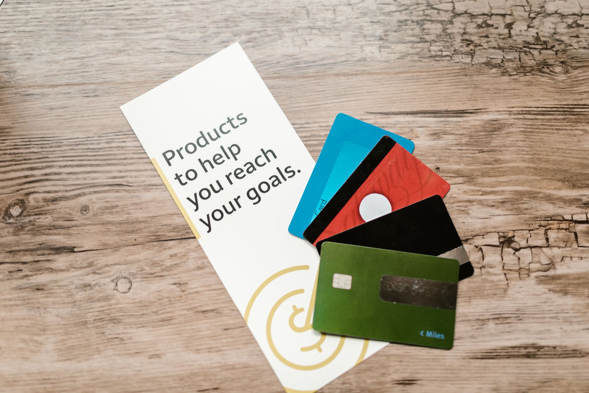 어떤 주요 신용카드가 호텔 엘리트 등급을 제공하나요? - credit card and hotel key card on table