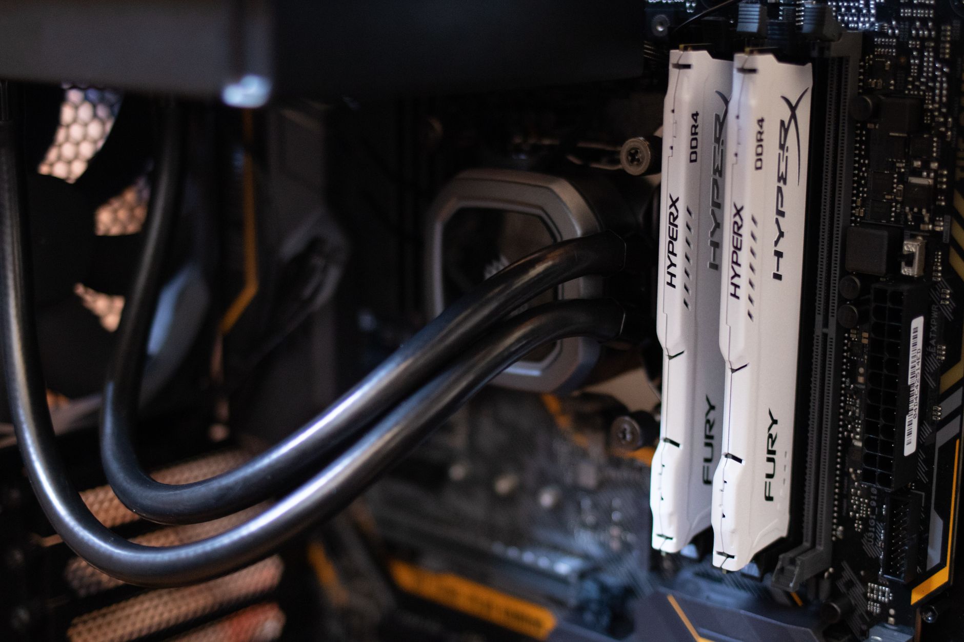 CPU로 옮겨붙은 반도체 ETF 경쟁 - server room CPU processor installation