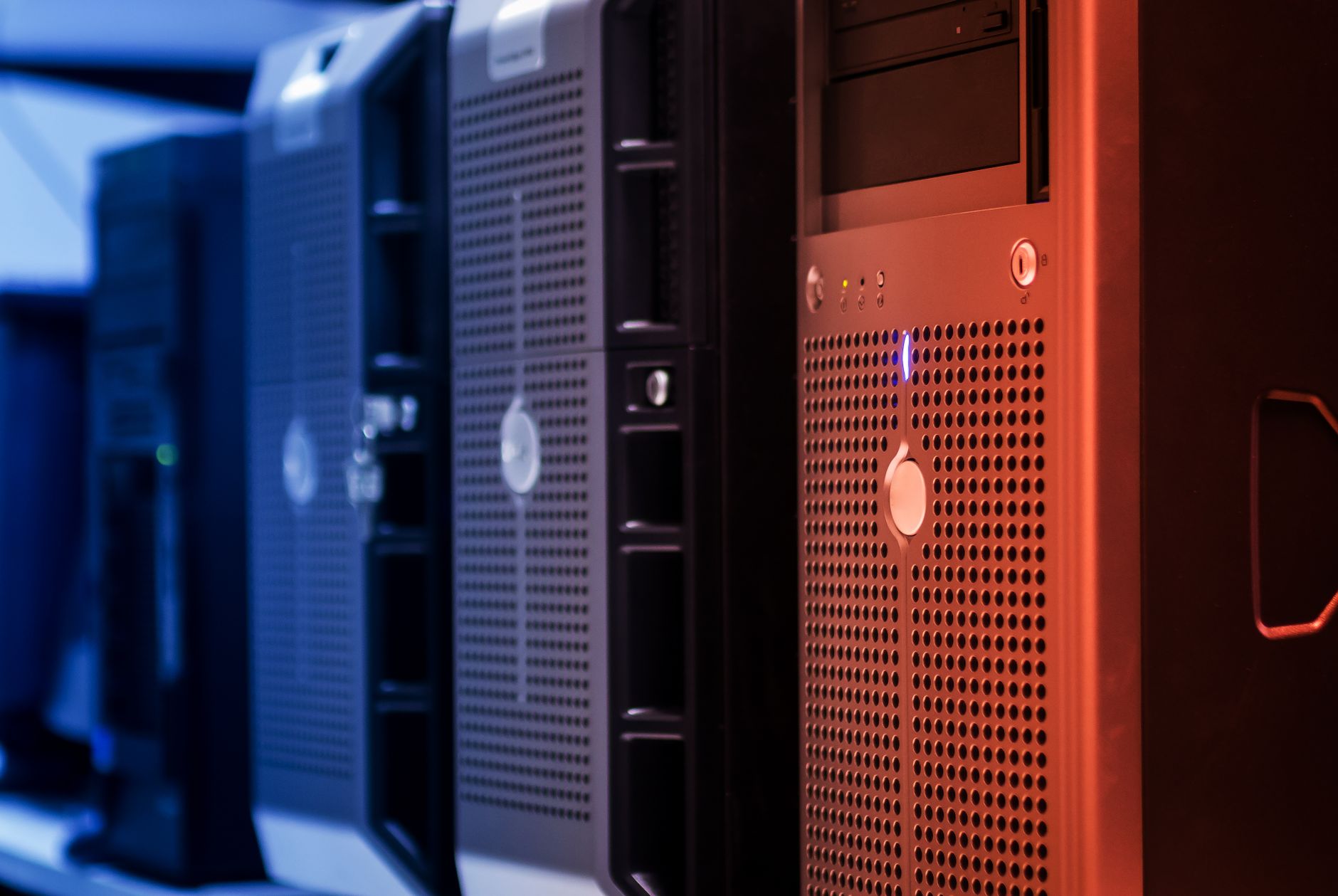 멋대로 통제뚫고 외부 해킹한 챗GPT - data center server racks with warning lights