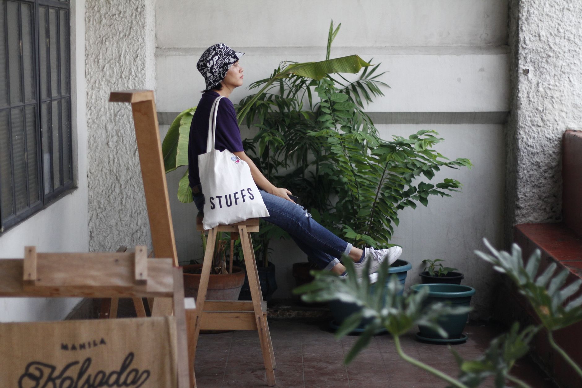 엄마 명품백 추천 - canvas tote bag jeans blouse outfit