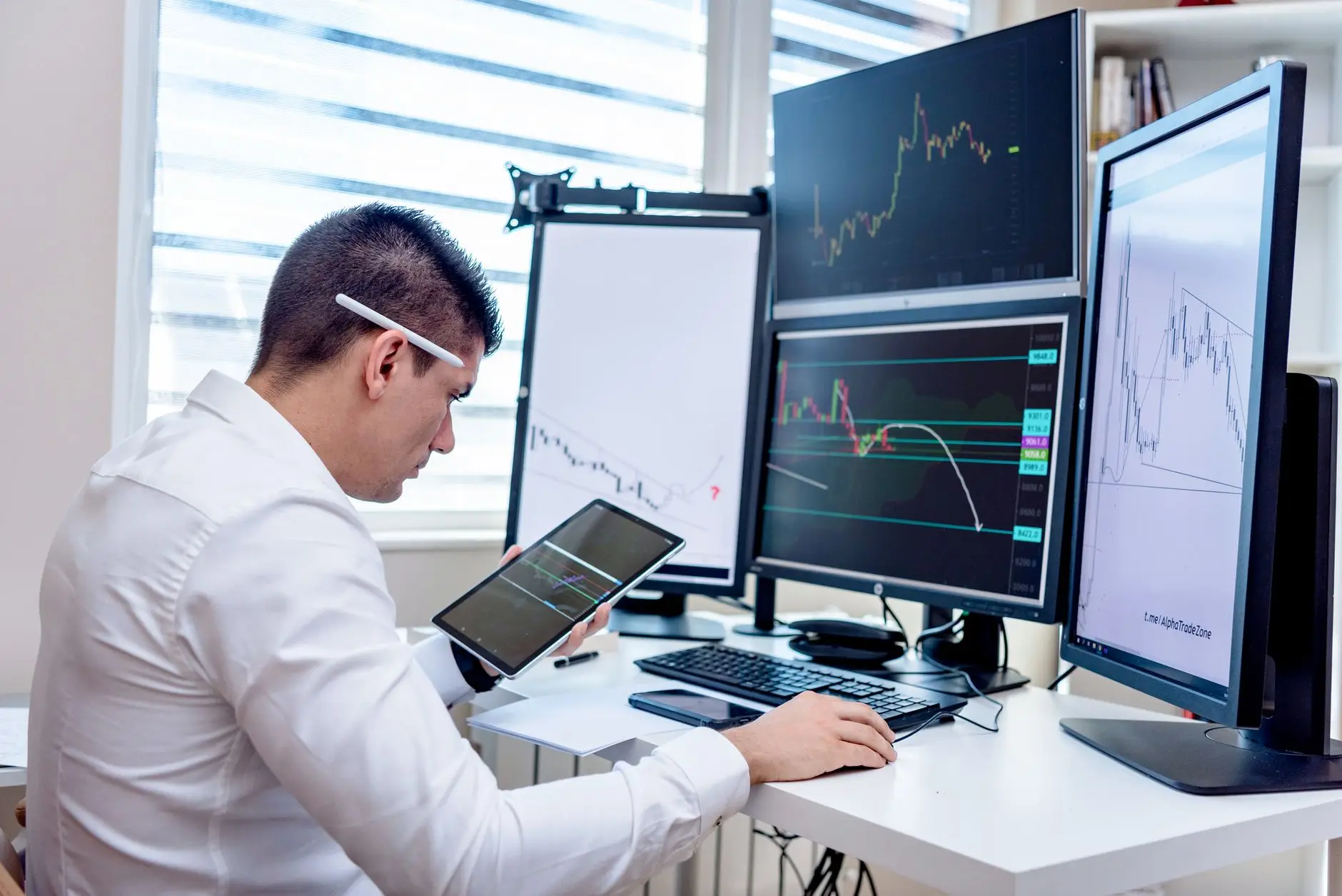구글,테슬라 AI서버에 영끌투자.. 머스크 250억불 신속집행 - investor watching stock market screens at night