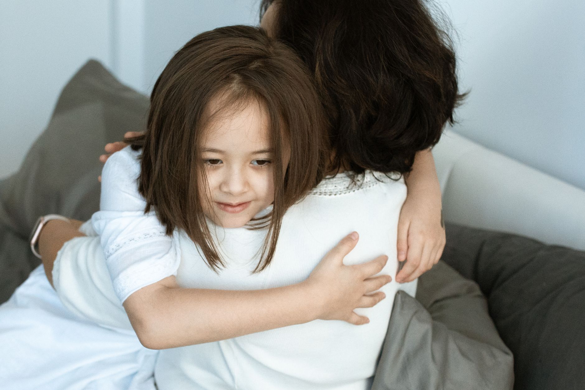 영화 호프 해석 - family hug comforting scene indoors