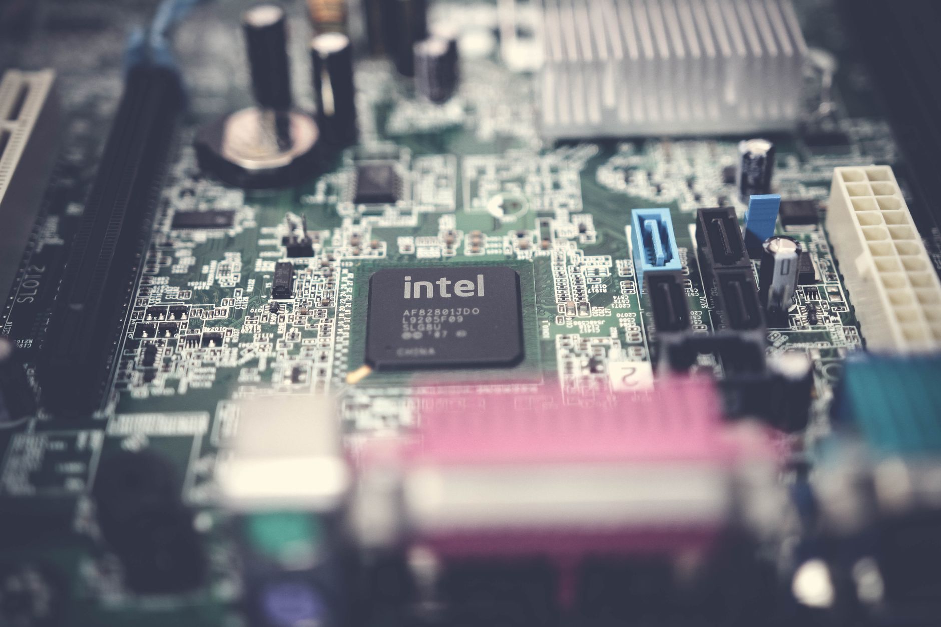 AMD, AI서버 개발 시동…K반도체에 호재 - CPU chip close up on circuit board