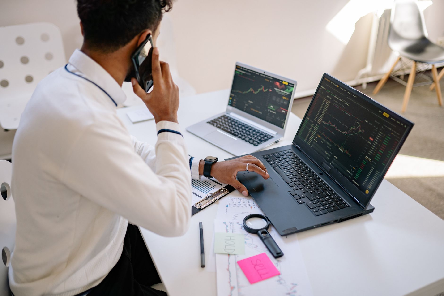 ms는 날고 메타는 기고, ai수익화가 가른 성적표 - businessman analyzing financial charts on laptop