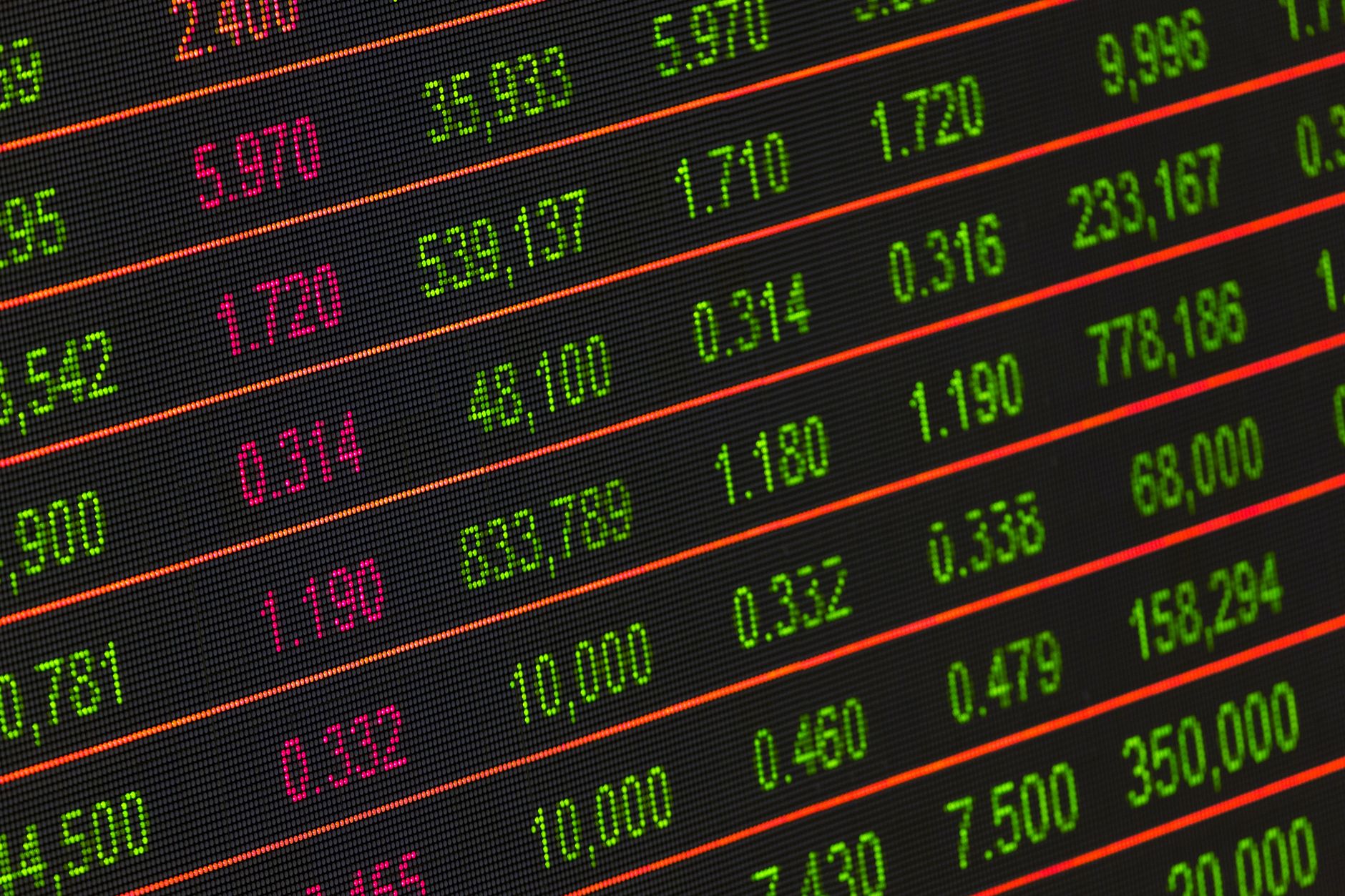 코스피 9%폭락에도 개인 '하닉 레버리지' 6천억 순매수…역추세추종 뚜렷 - semiconductor stock ticker board red numbers