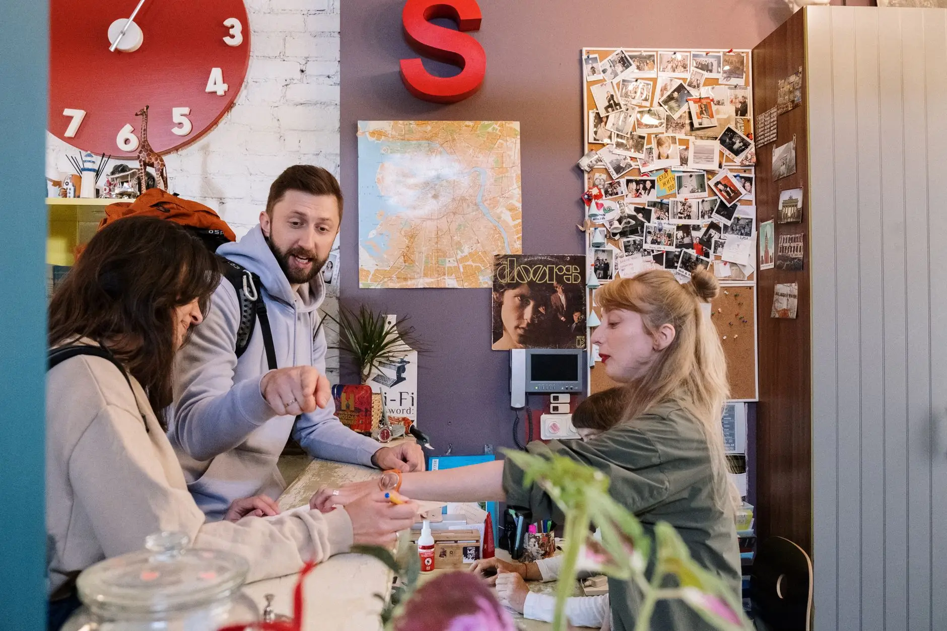 외국인관광객 2천만 시대. 우리 숙소는 그들에게 매력적인가? - foreign tourists checking in at Korean pension guesthouse