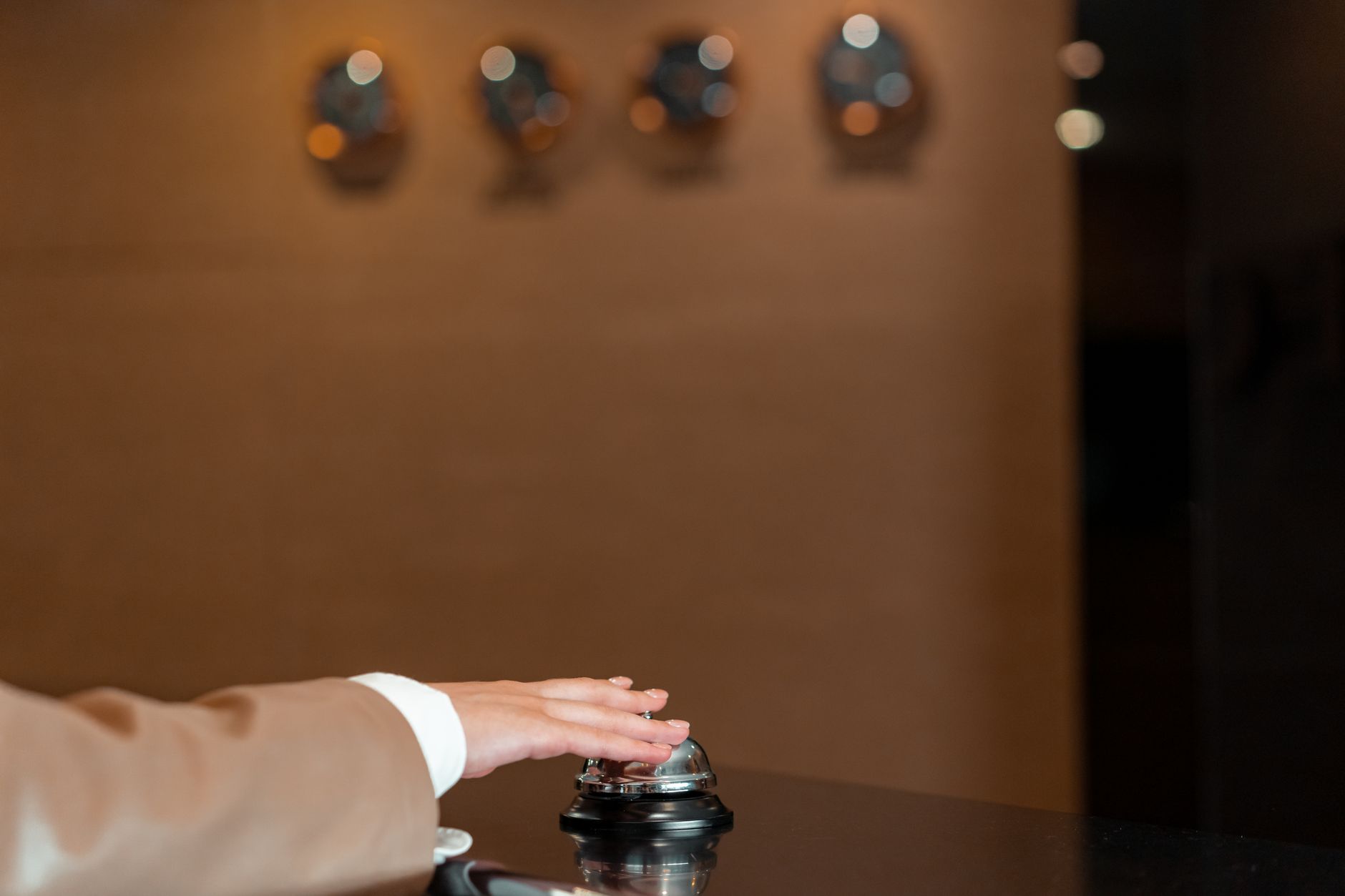 AI가 내 호텔·펜션을 추천하게 만드는 8단계 정보 정비법 - hotel front desk check in
