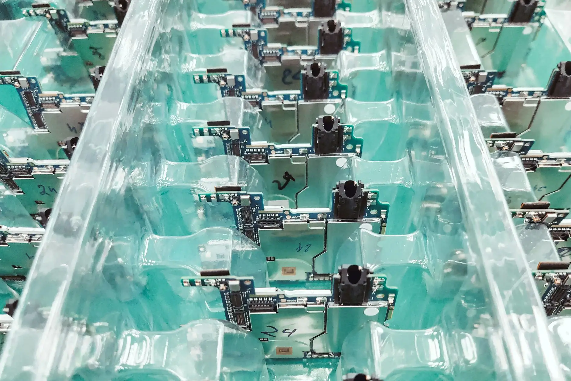 소니.TSMC, 1조엔'이미지센서 동맹' - semiconductor factory clean room production line