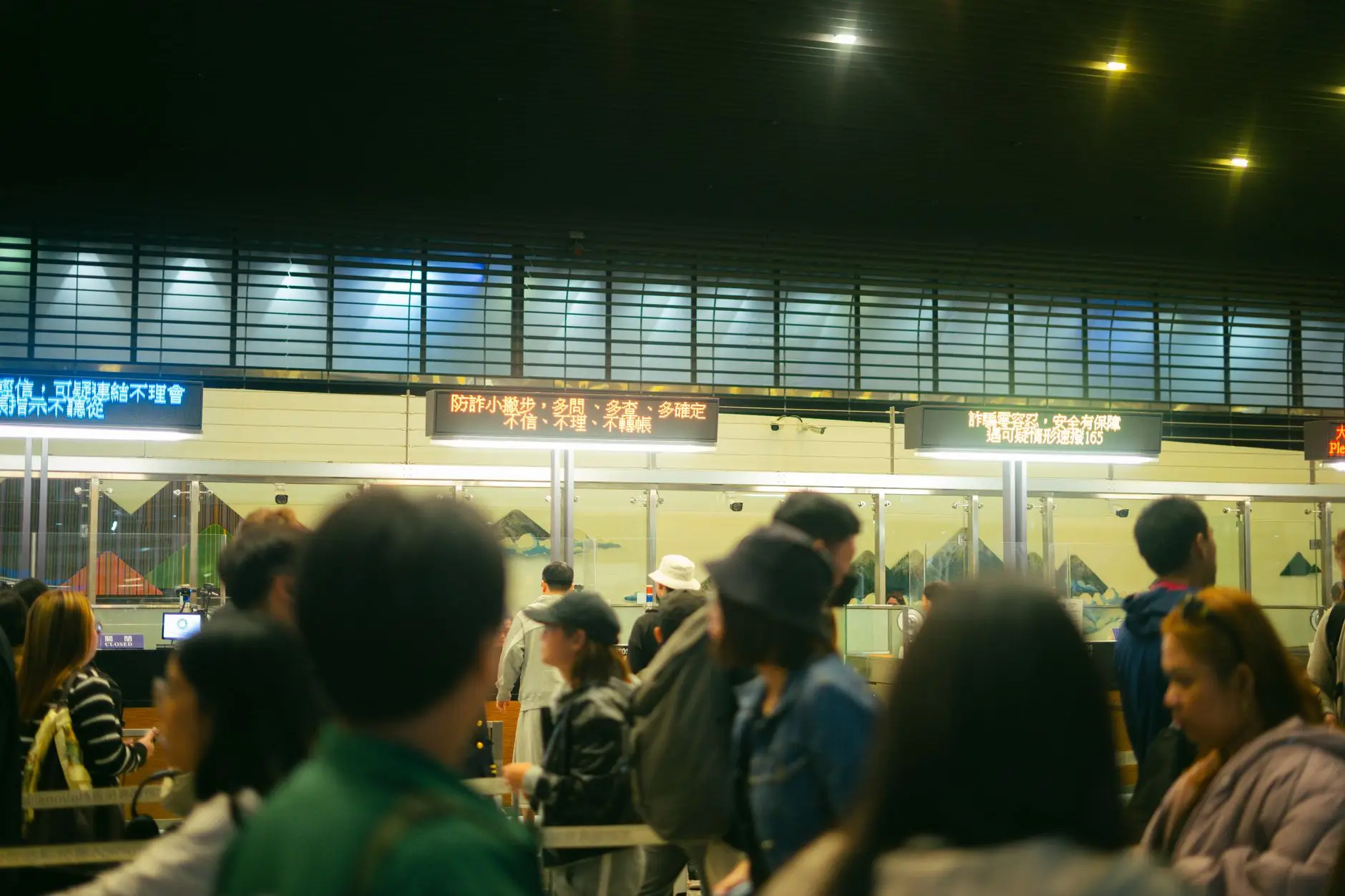 항공사 취소 정책 비교 - airport check-in counter passenger