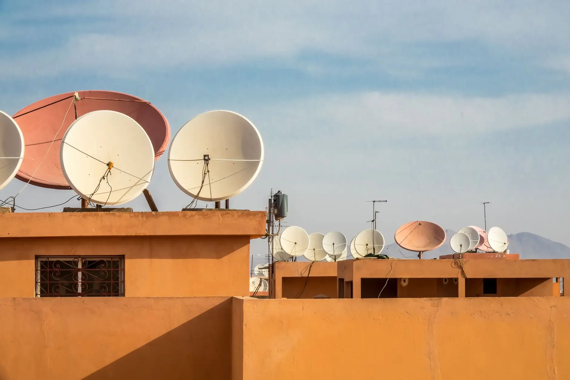 모바일용 위성 띄운 스페이스x, 이동통신까지 뒤흔드나 - starlink satellite dish rural installation