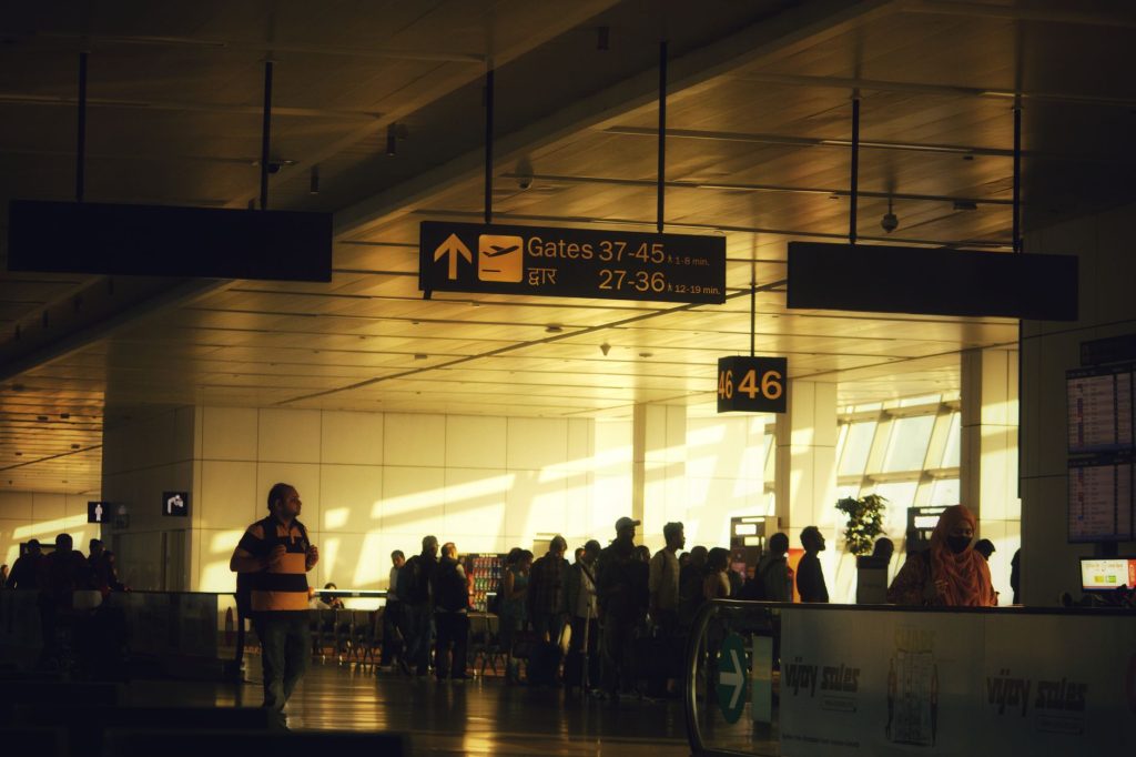 지역관광 열풍에 지방공항 외국인 입구 최 - international airport arrival gate crowd luggage