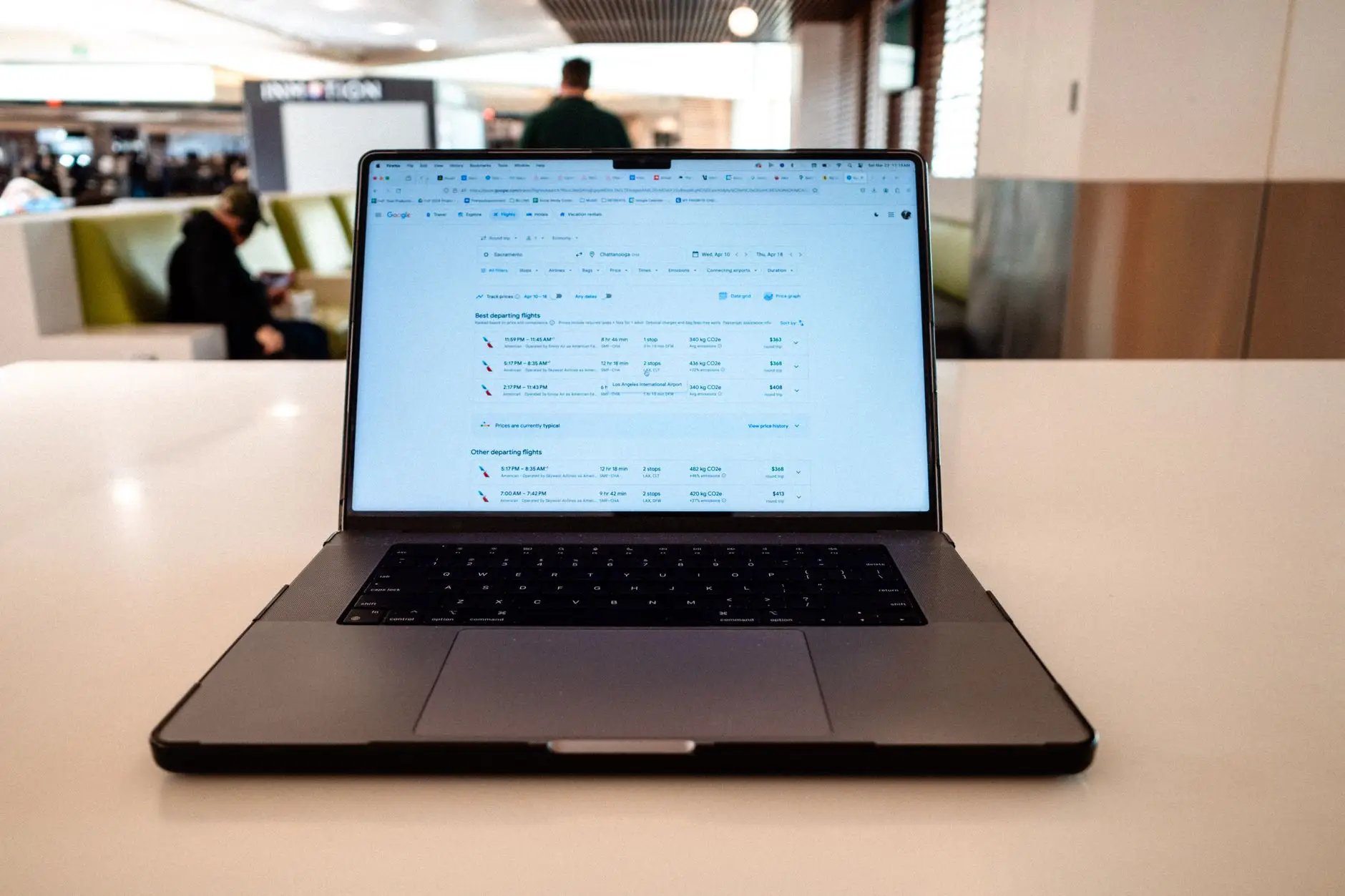 항공사 취소 정책 비교 - person booking flight on laptop