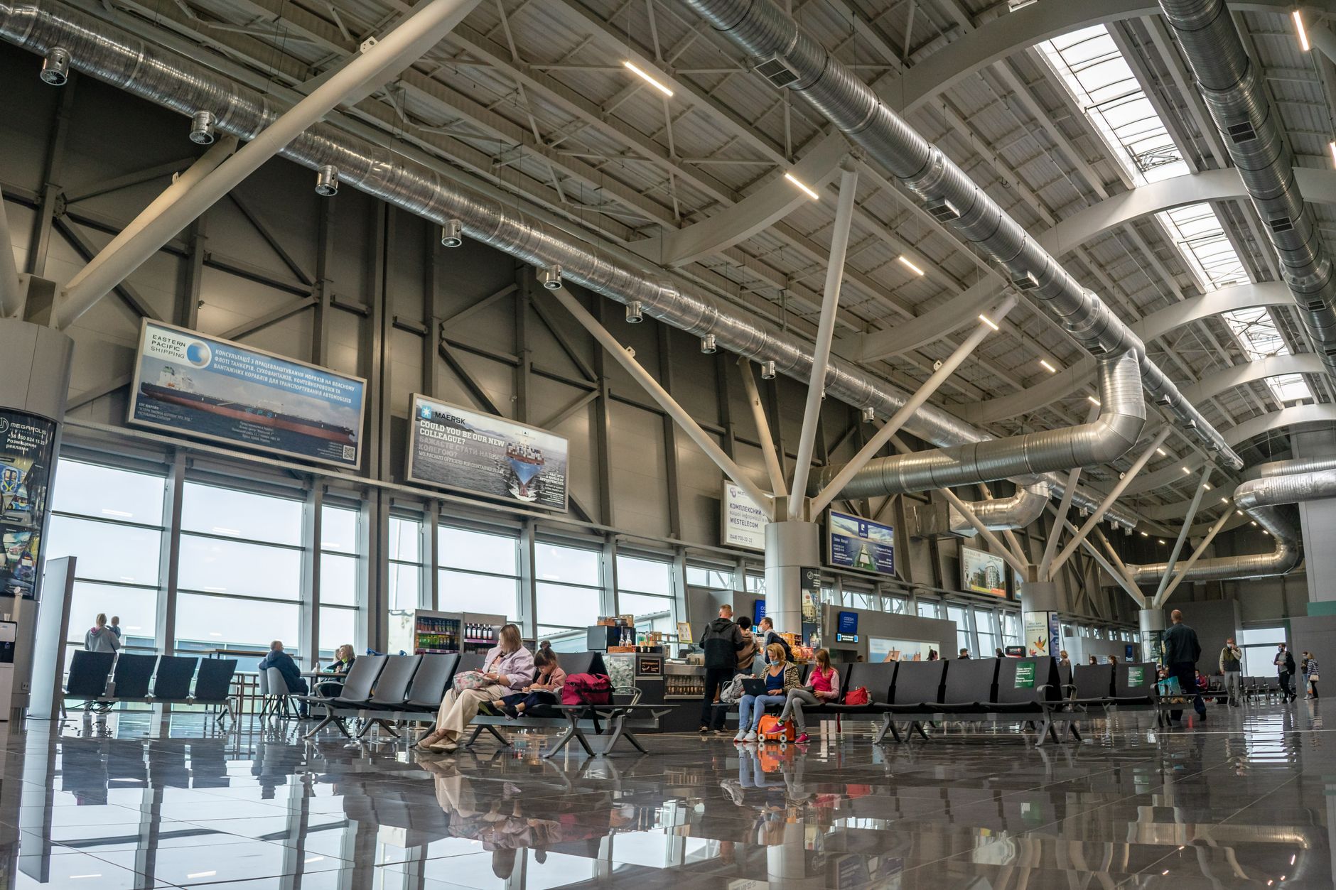 공항라운지가 요즘 더 붐비는이 - airport lounge interior seating area