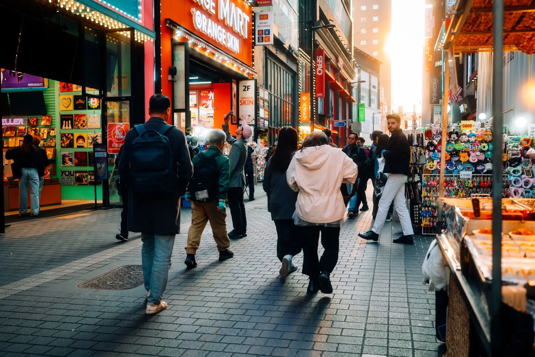 외국인 관광객 늘자 호텔매물 걷어 들이는 큰 - tourists walking Myeongdong shopping street