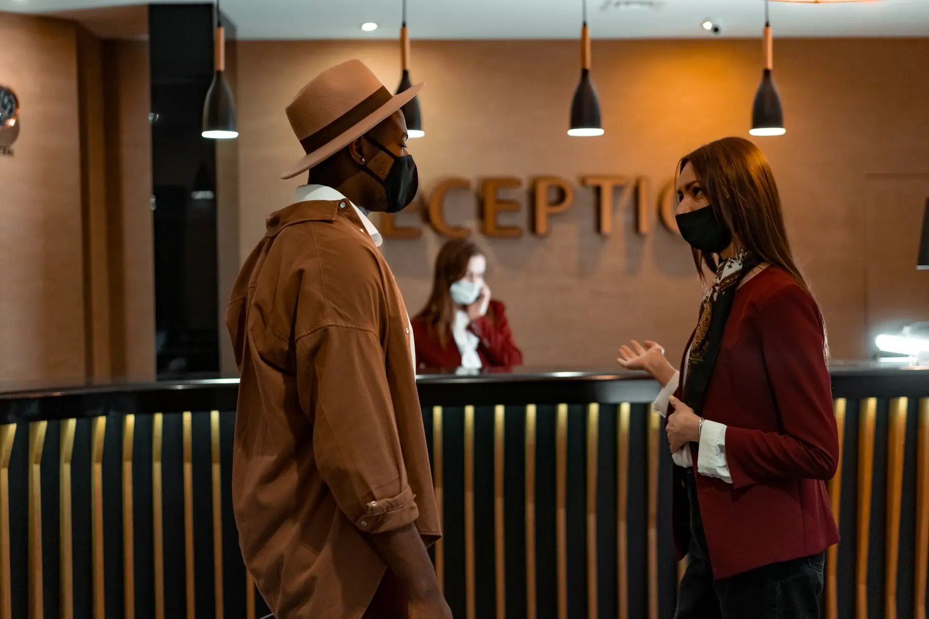 외국인 관광객 늘자 호텔매물 걷어 들이는 큰 - hotel lobby reception foreign tourists checking in