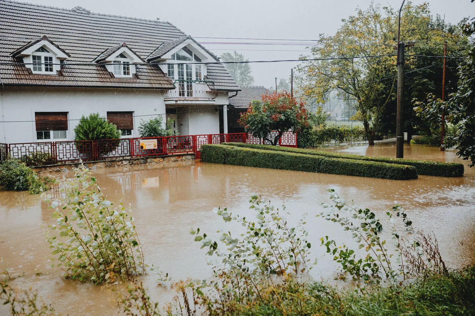 '경제 삼키는 재앙' 무서운 경고…한국에'34조 청구서' 온다 - heavy rainfall flood damaged road repair