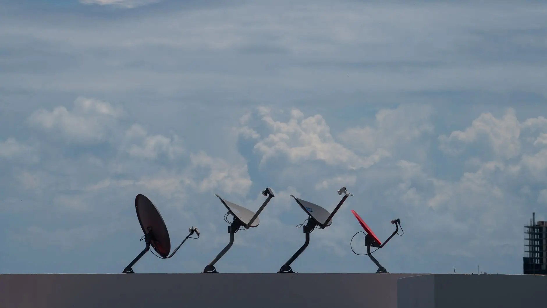 모바일용 위성 띄운 스페이스x, 이동통신까지 뒤흔드나 - satellite antenna countryside internet setup