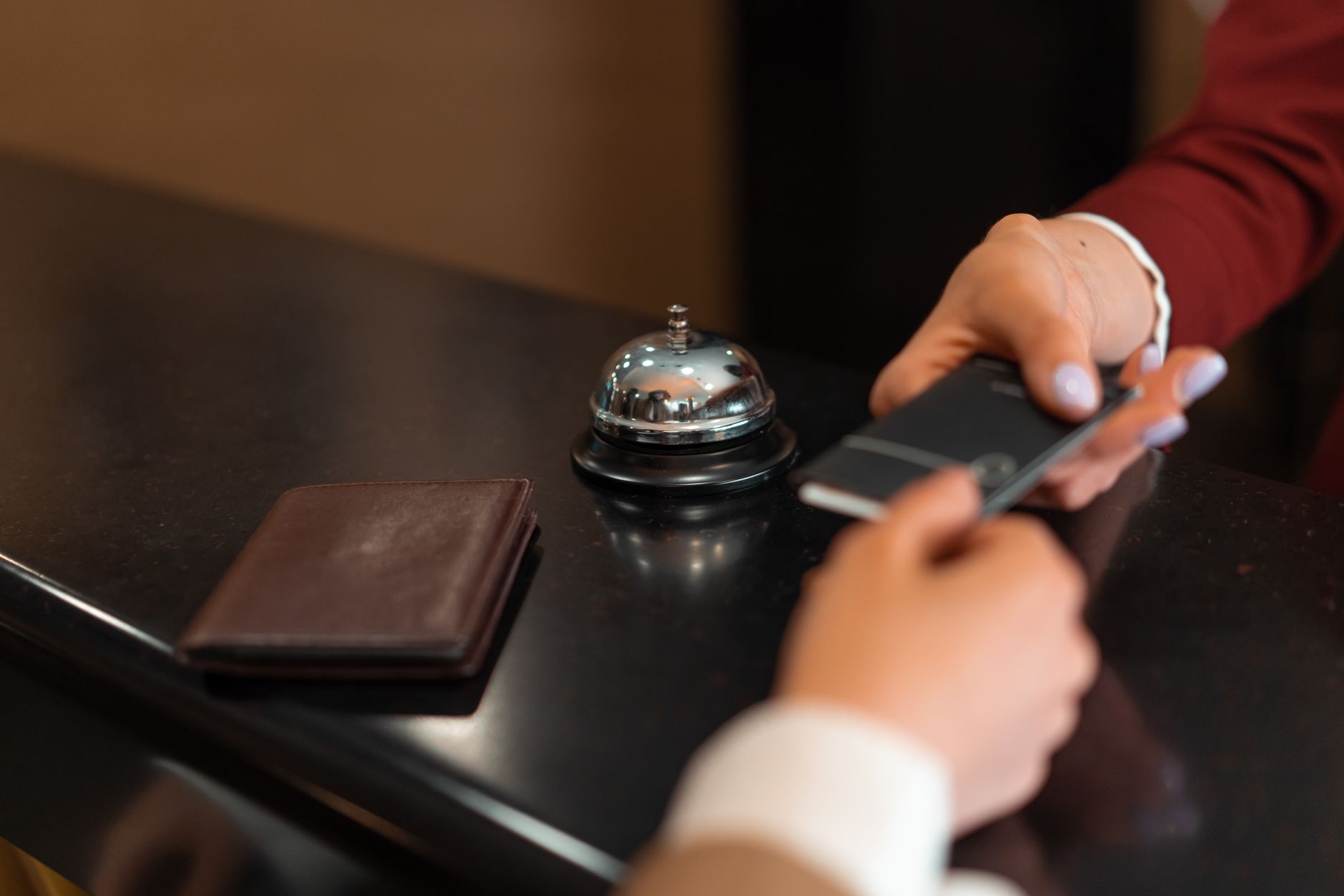 AI가 내 호텔·펜션을 추천하게 만드는 8단계 정보 정비법 - hotel review smartphone customer