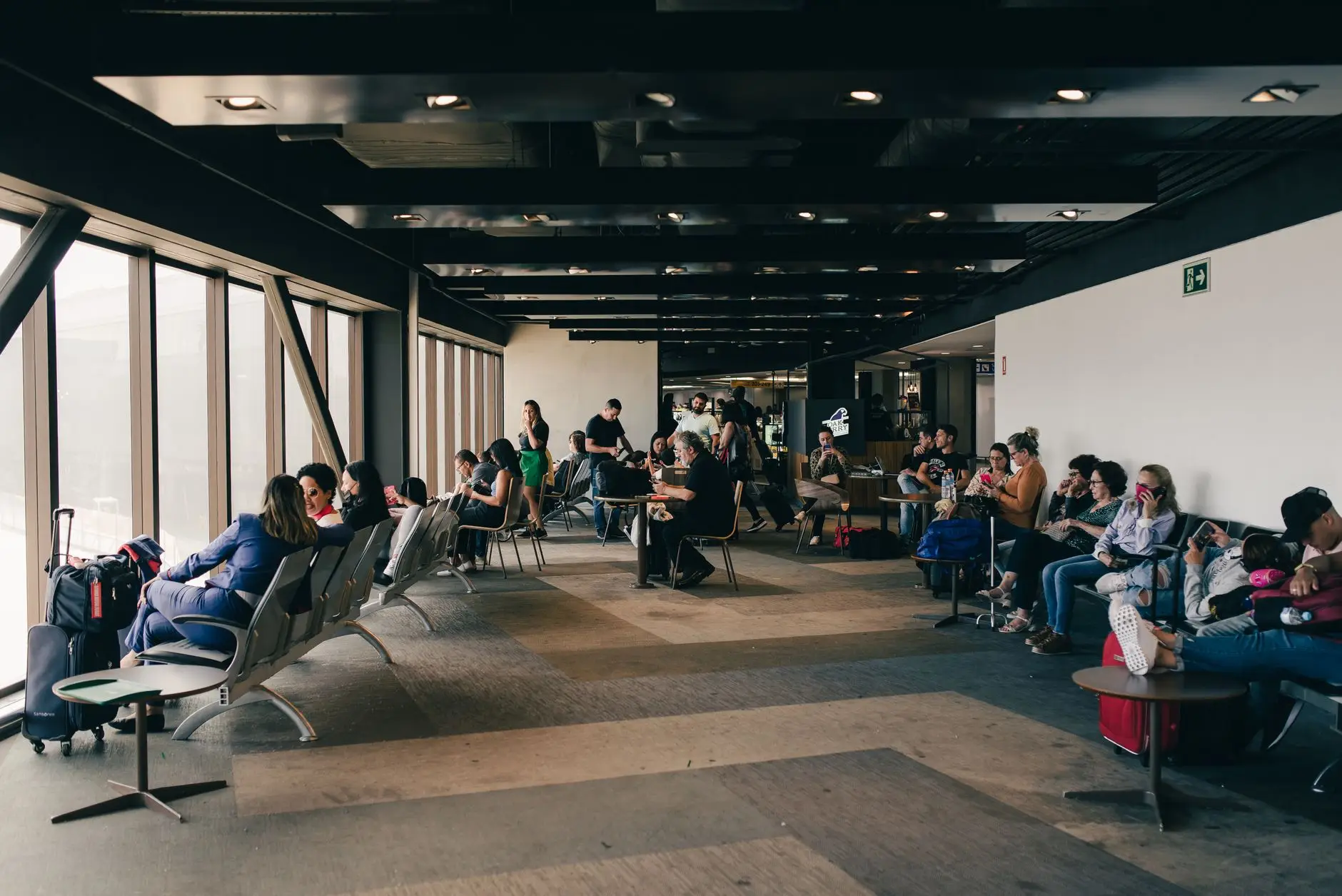 공항 라운지의 모든 것이 무료인가요? - airline business lounge seating area
