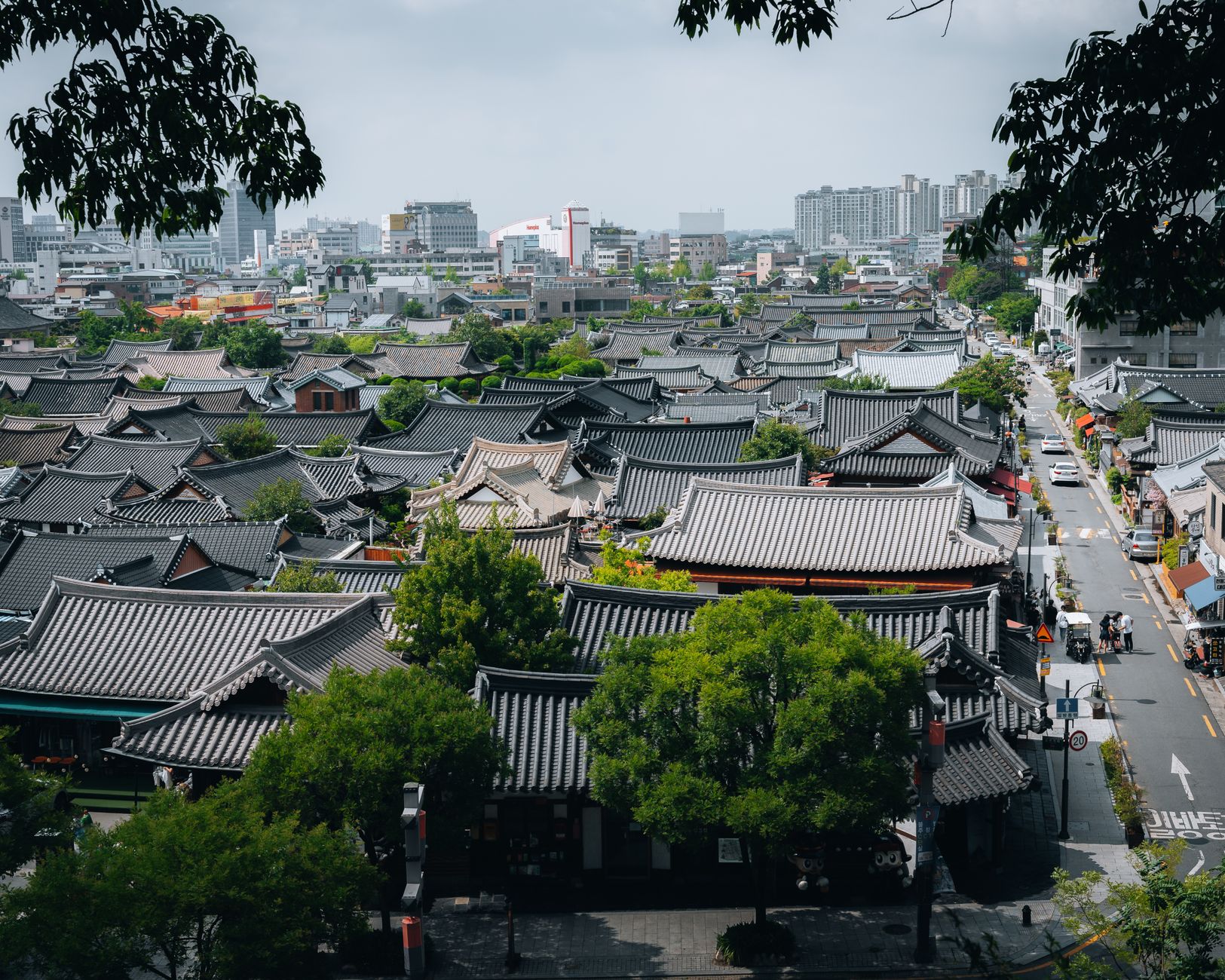 kb금융, 돈몰리는 지방 상권 분석 - jeonju hanok village alley shops