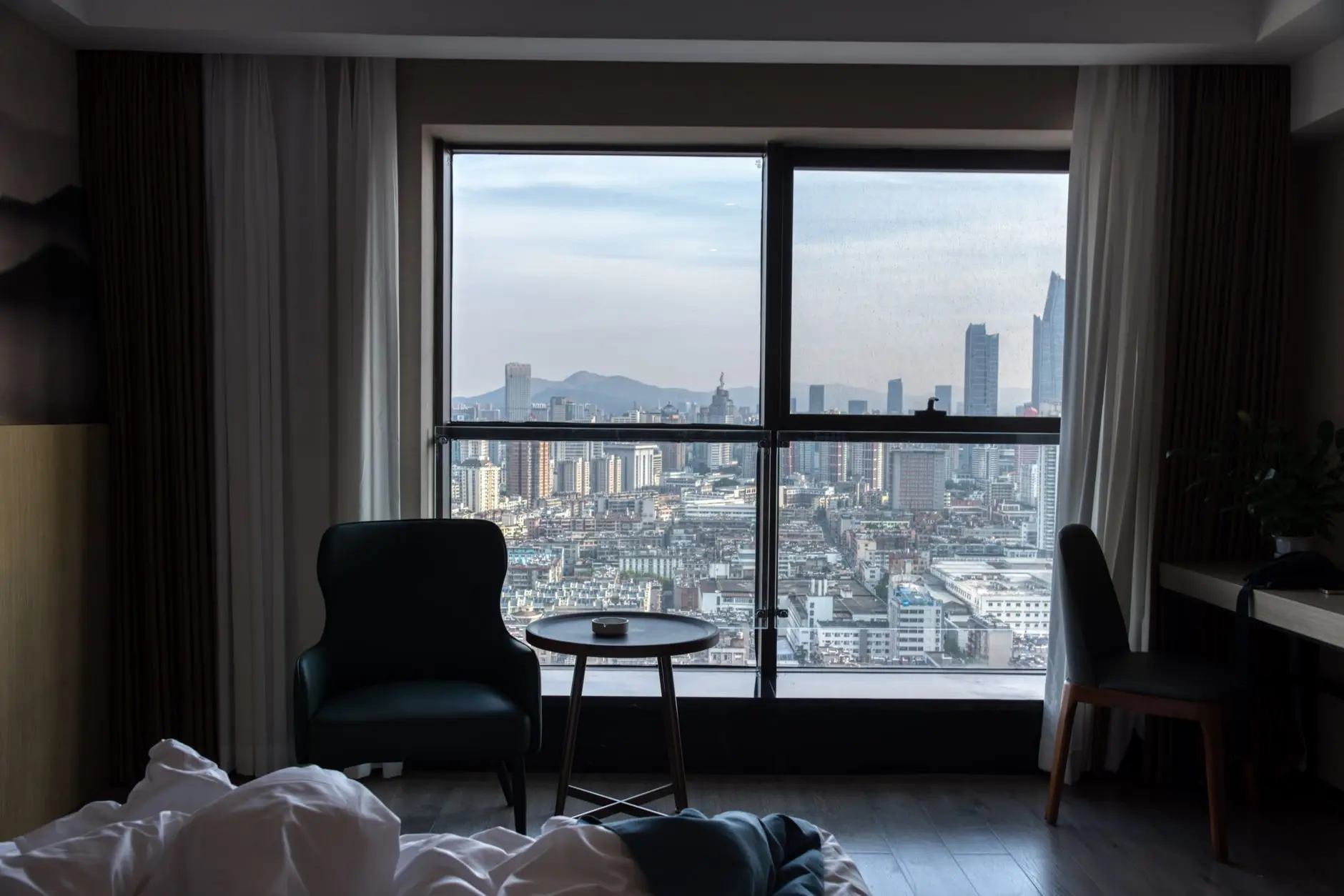외국인 관광객 늘자 호텔매물 걷어 들이는 큰 - hotel room interior modern Seoul