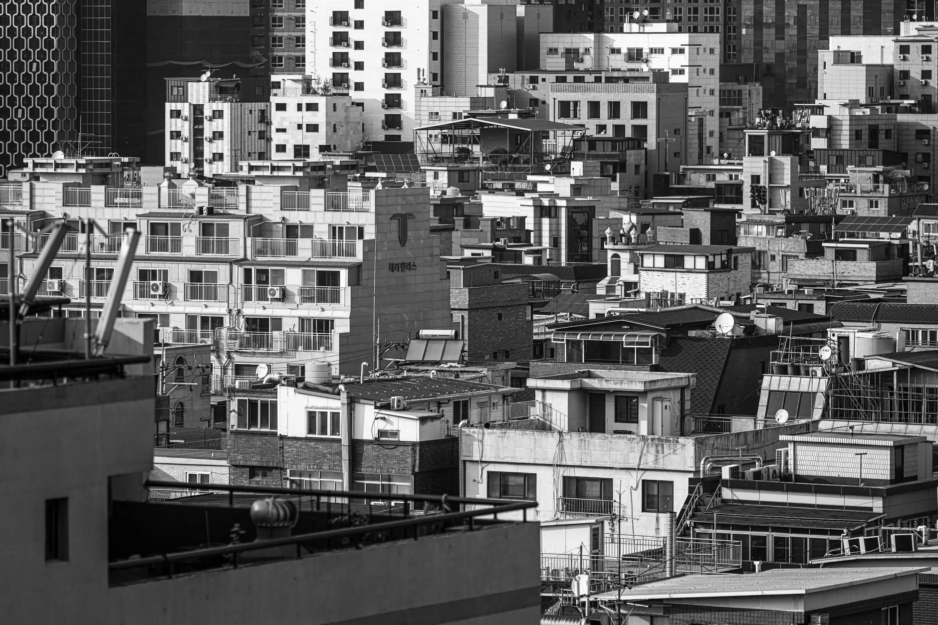 외국인 관광객 늘자 호텔매물 걷어 들이는 큰 - Seoul city hotel rooftop skyline view