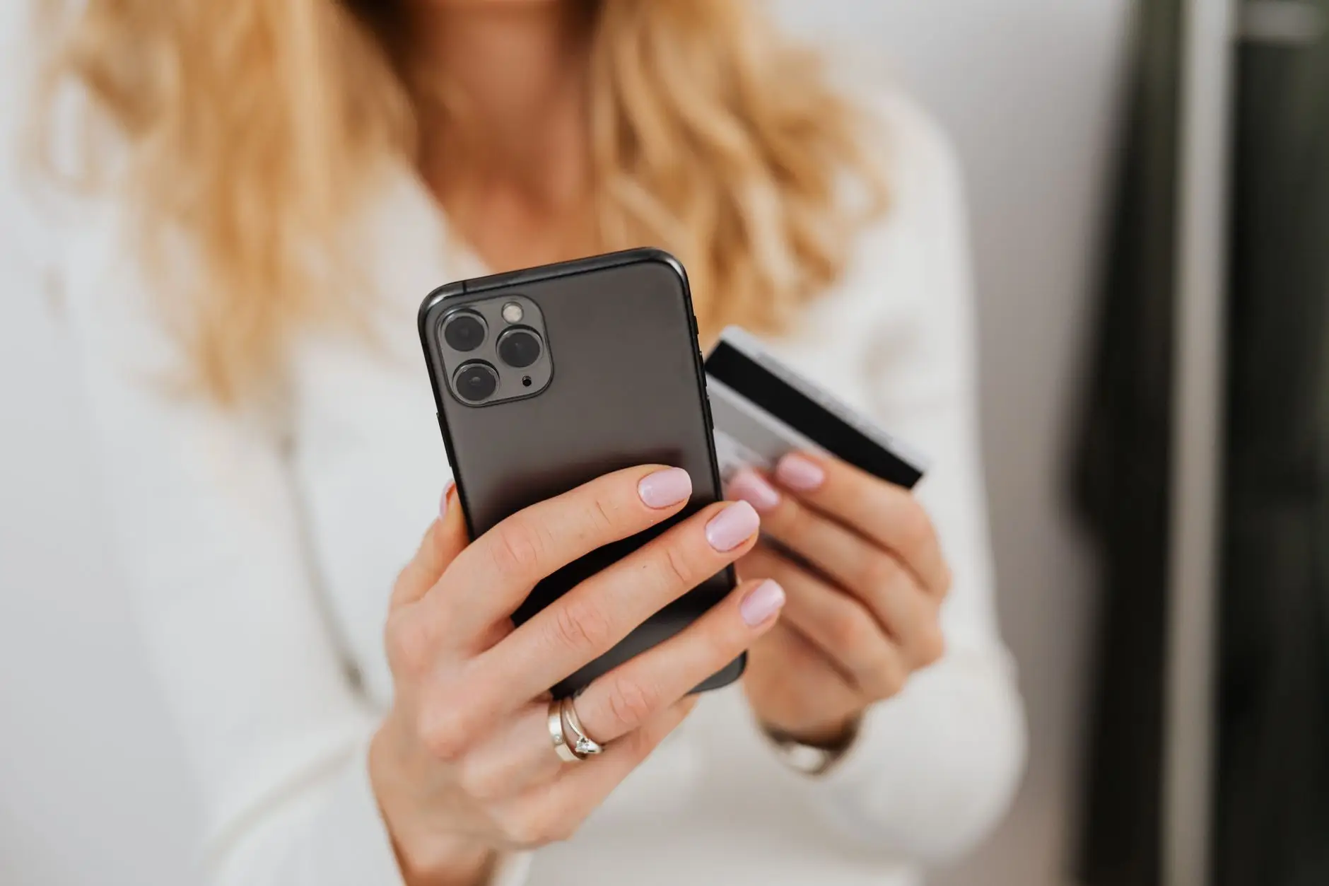 How the Marriott Bonvoy & Starbucks partnership works - person using Starbucks mobile app payment