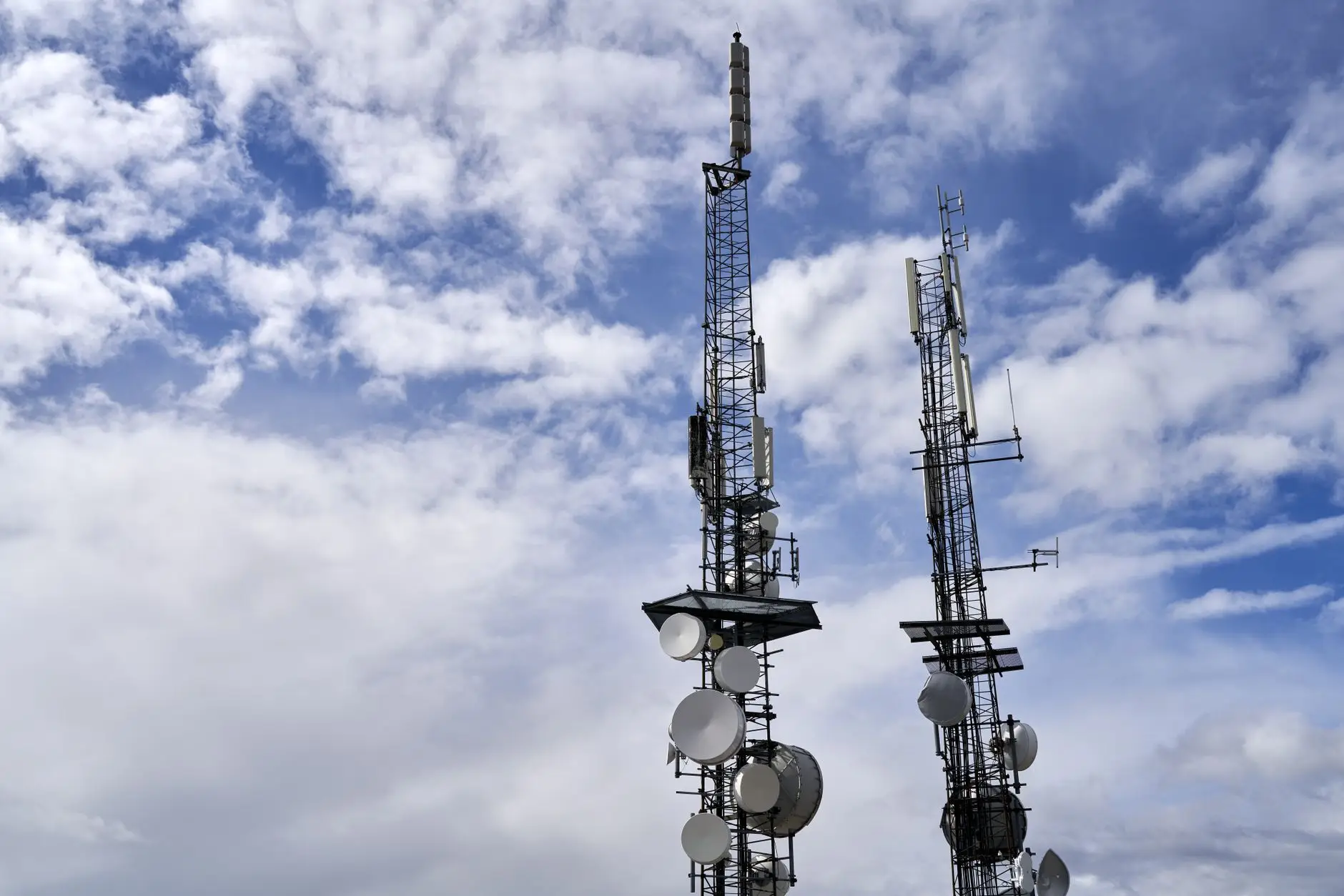 모바일용 위성 띄운 스페이스x, 이동통신까지 뒤흔드나 - telecom tower and satellite dish comparison outdoor