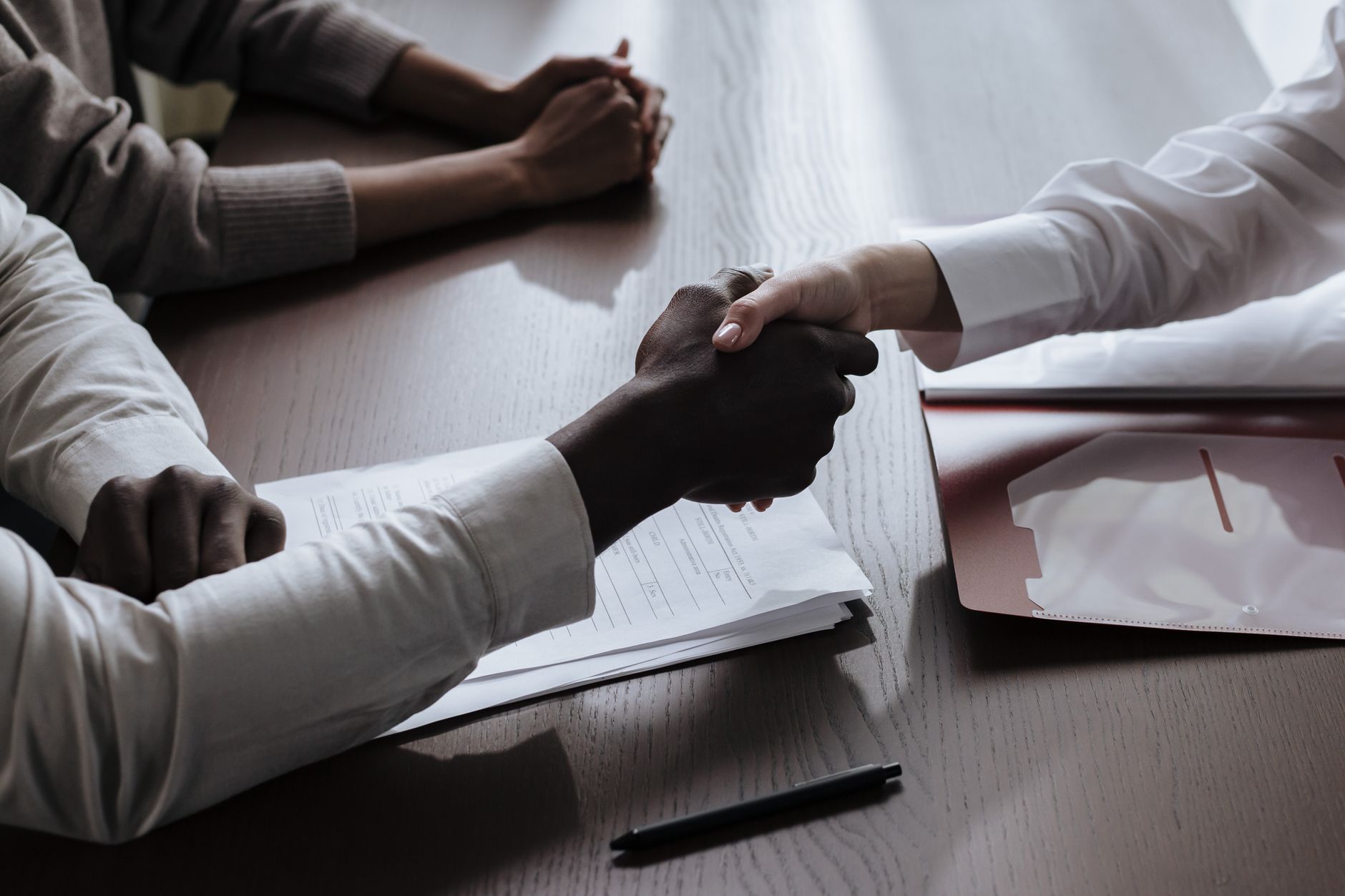 SK에코플랜트, 4100억원 규모 SK오션플랜트 지분 전량 매각 - business handshake contract signing office