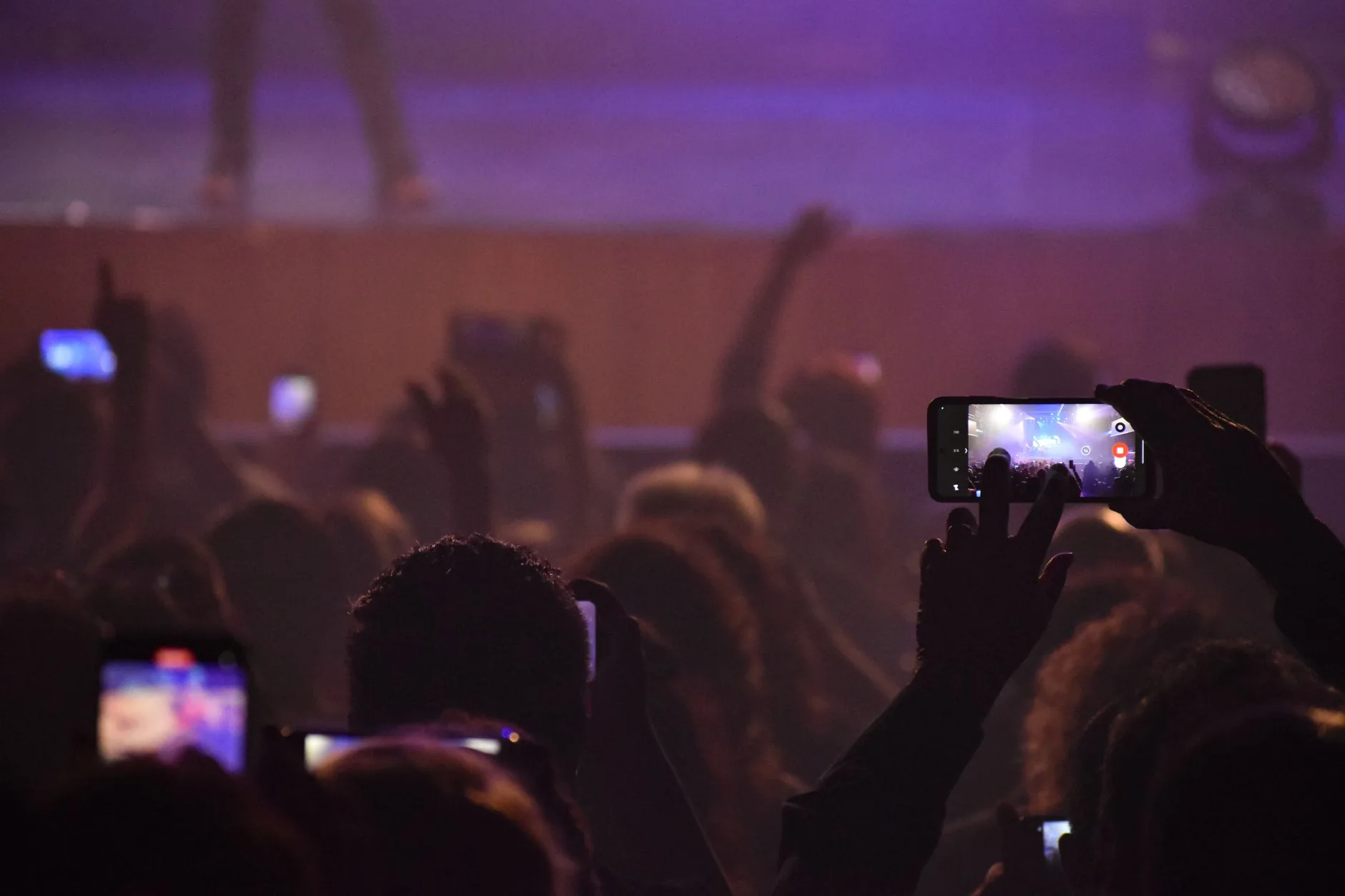 임영웅, 'AAA 2026 스타킹' 최정상 등극…3주 연속 1위→150점 만점으로 막강 화력 - concert crowd fan voting phone