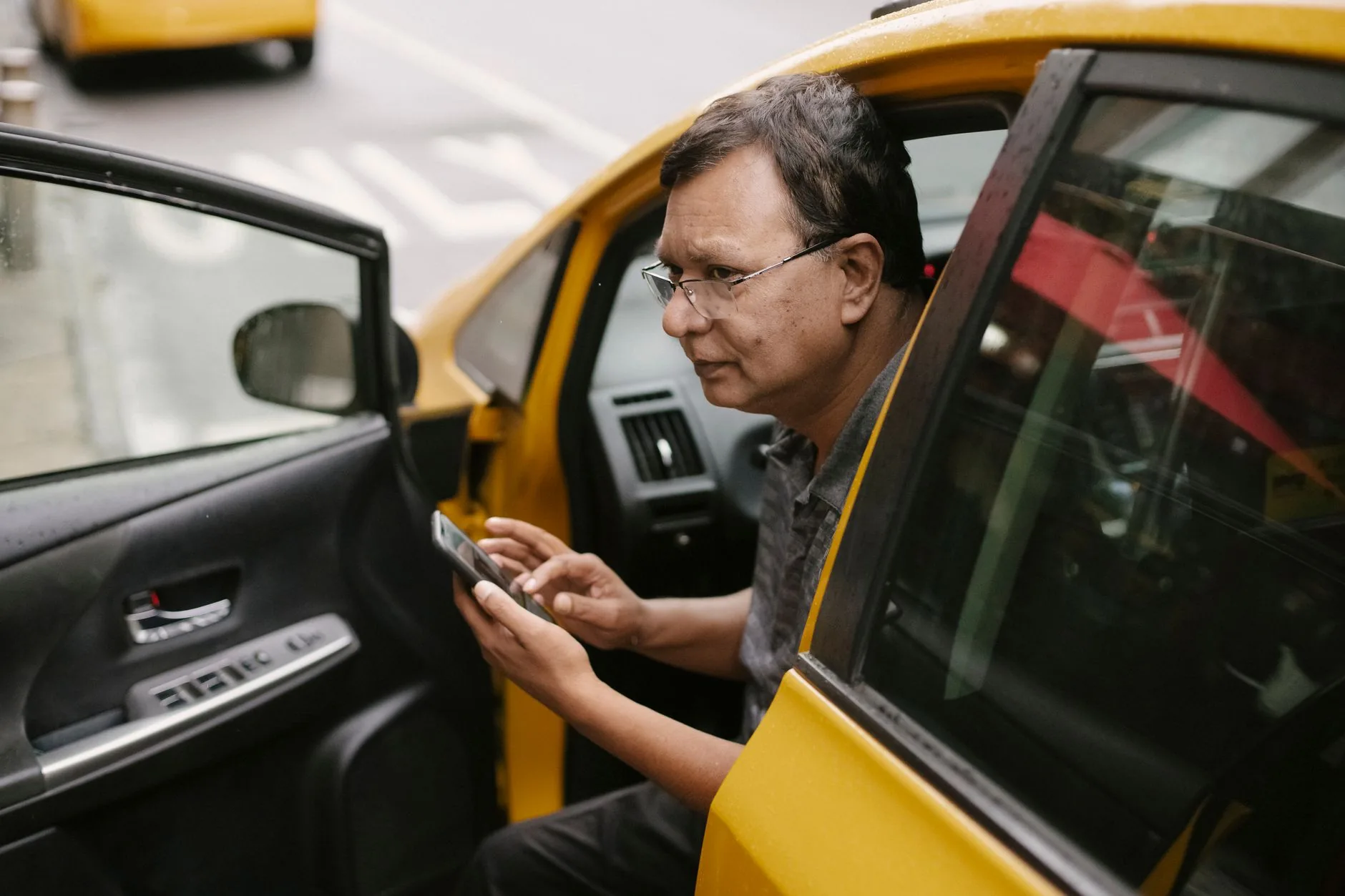 택시 고객센터 전화번호 총정리｜카카오T·우버택시·티머니 분실물 문의 - Korean woman checking taxi app smartphone in car